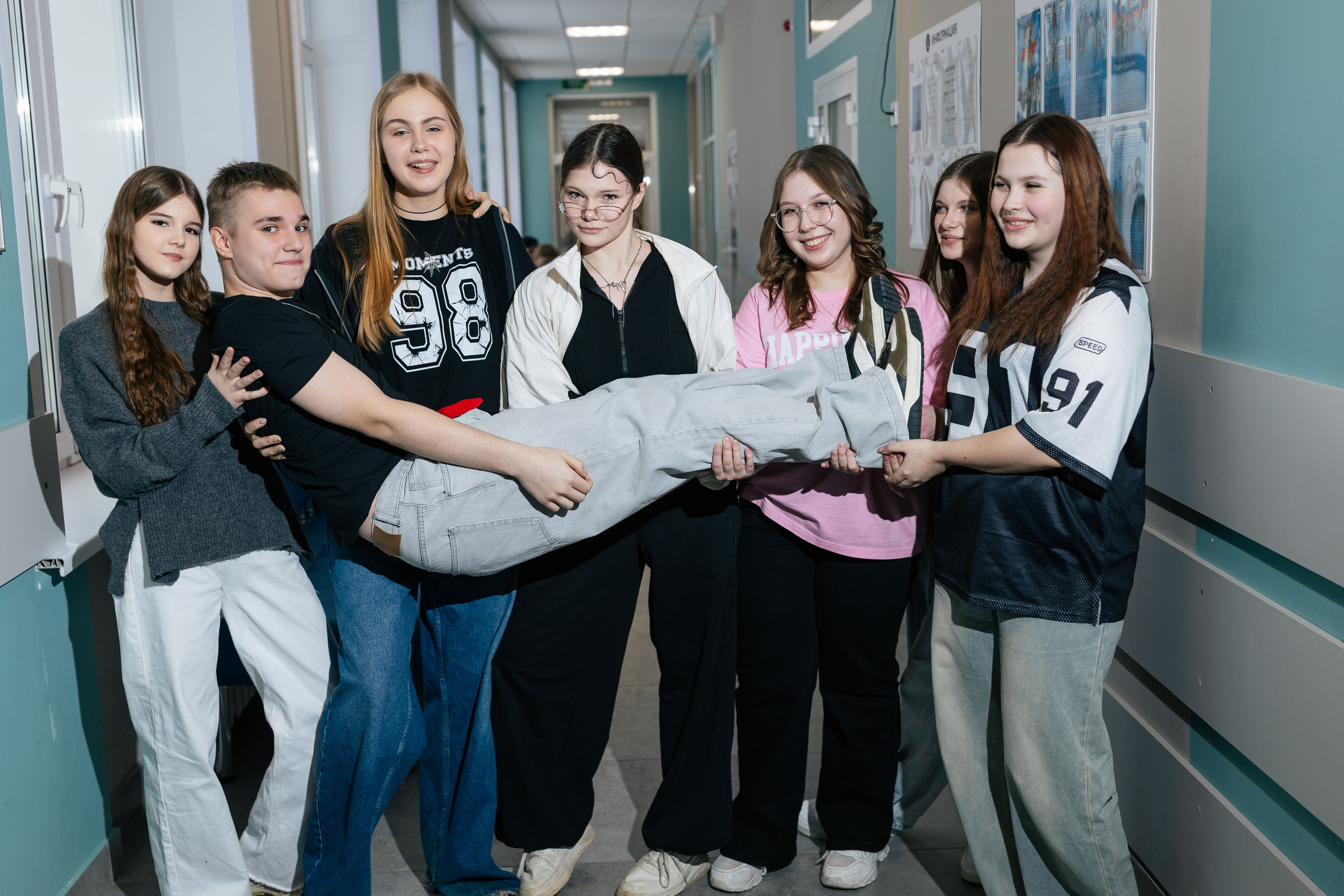 Фотосессии выпускников 9 и 11 классов в школе. Выпускные фотоальбомы в Серпухове 2027