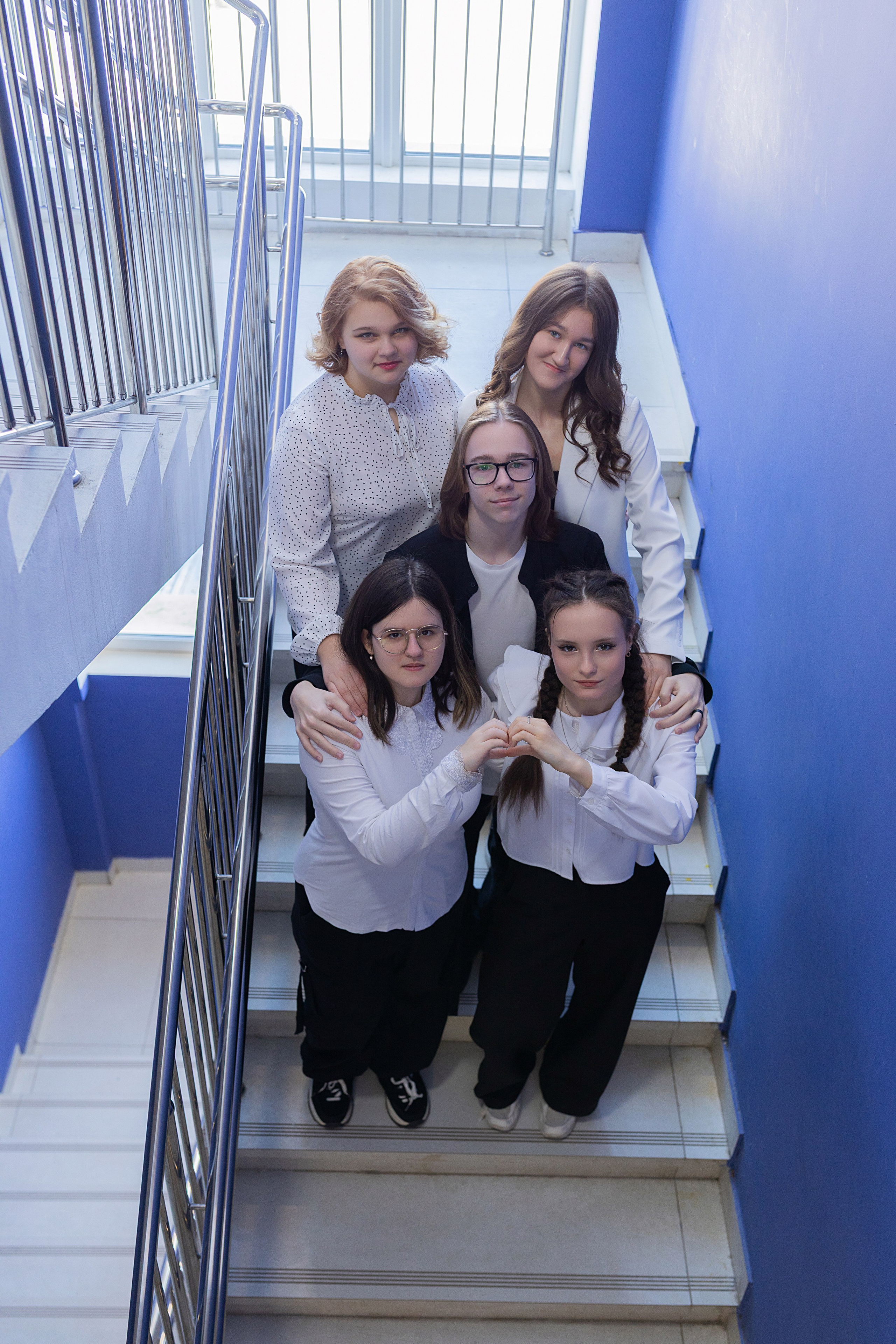 Фотосессии выпускников 9 и 11 классов в школе. Выпускные фотоальбомы в Серпухове 2027