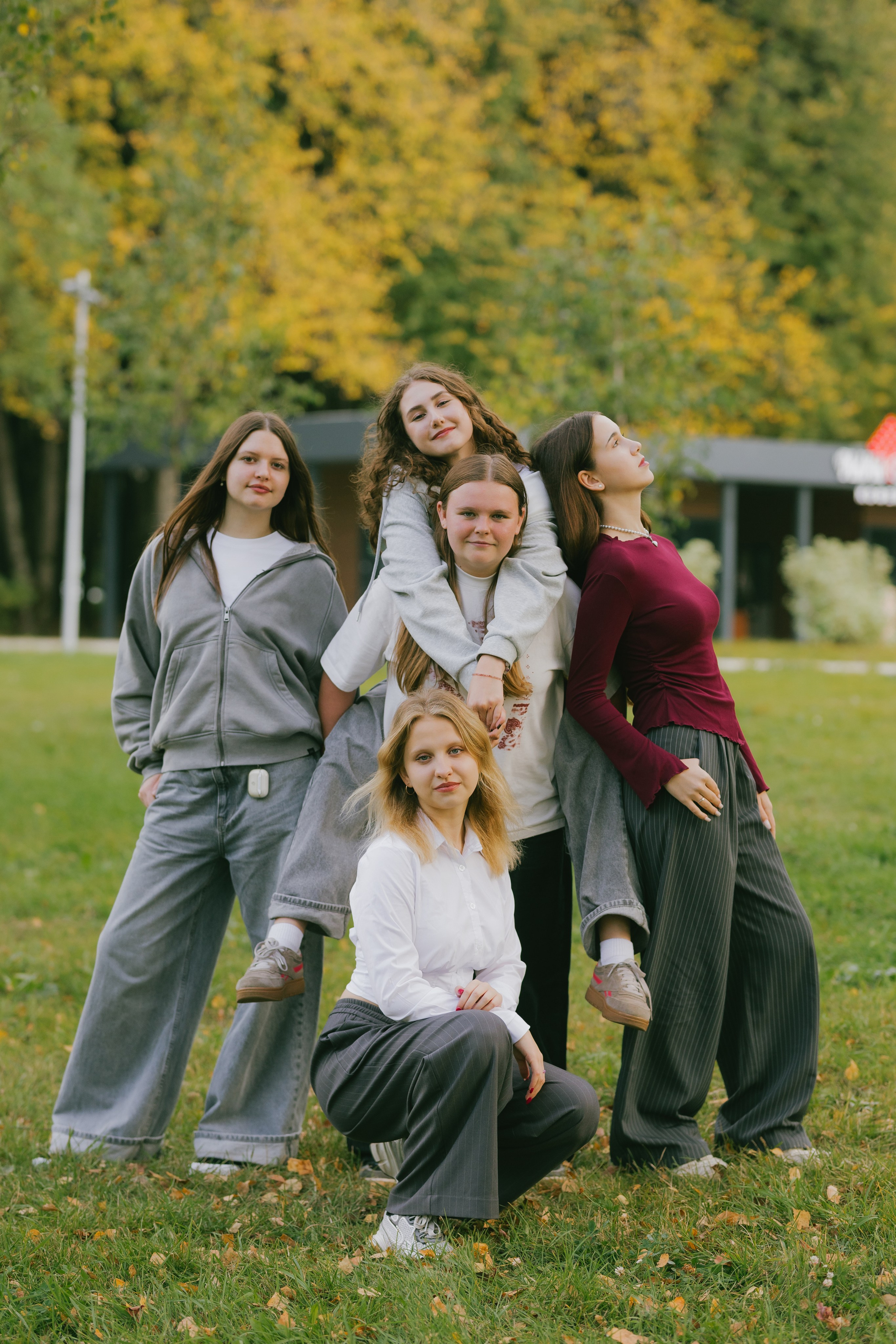 Прогулочные фотосессии выпускников старших классов. Выпускные фотоальбомы в Серпухове 2027