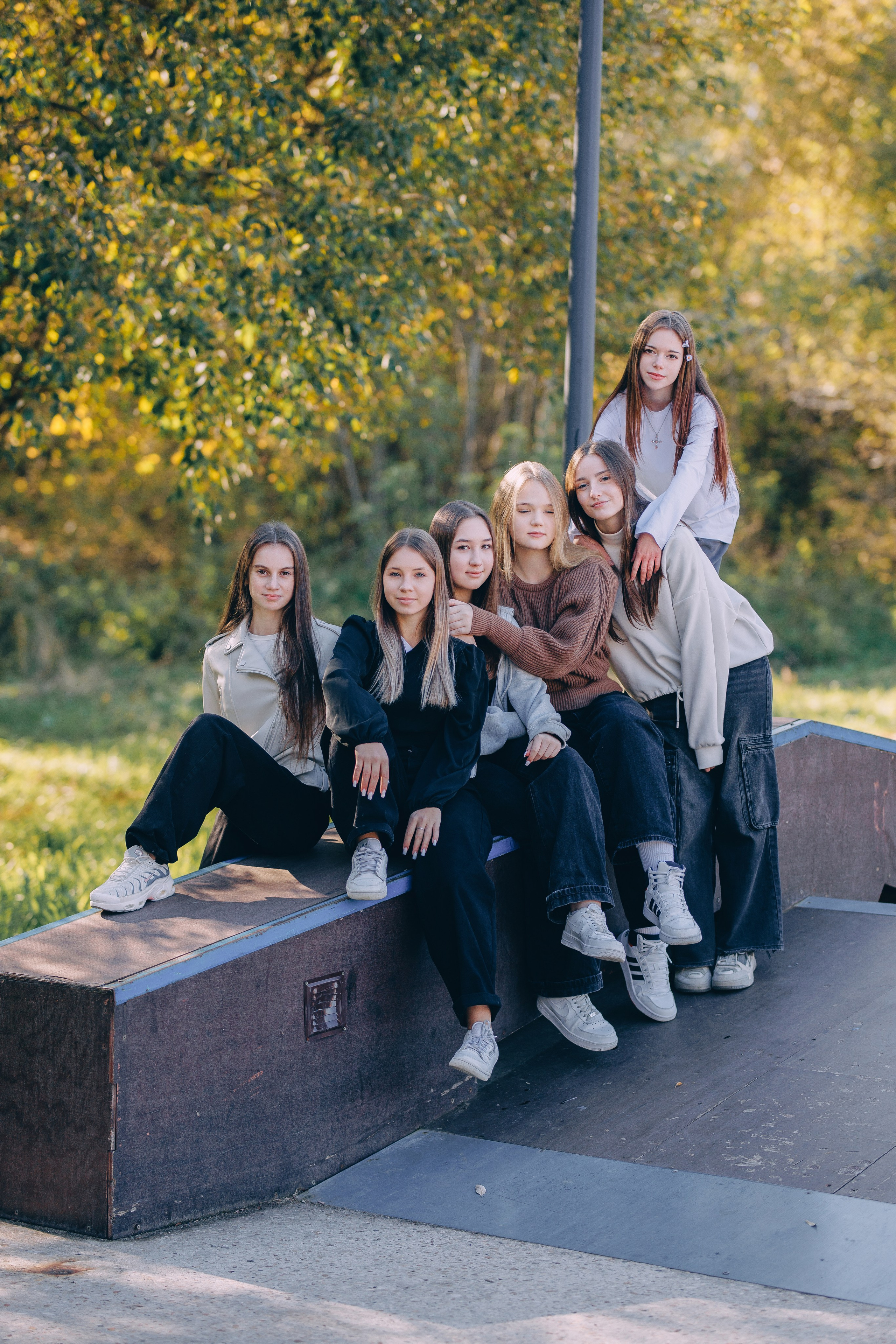 Прогулочные фотосессии выпускников старших классов. Выпускные фотоальбомы в Серпухове 2027