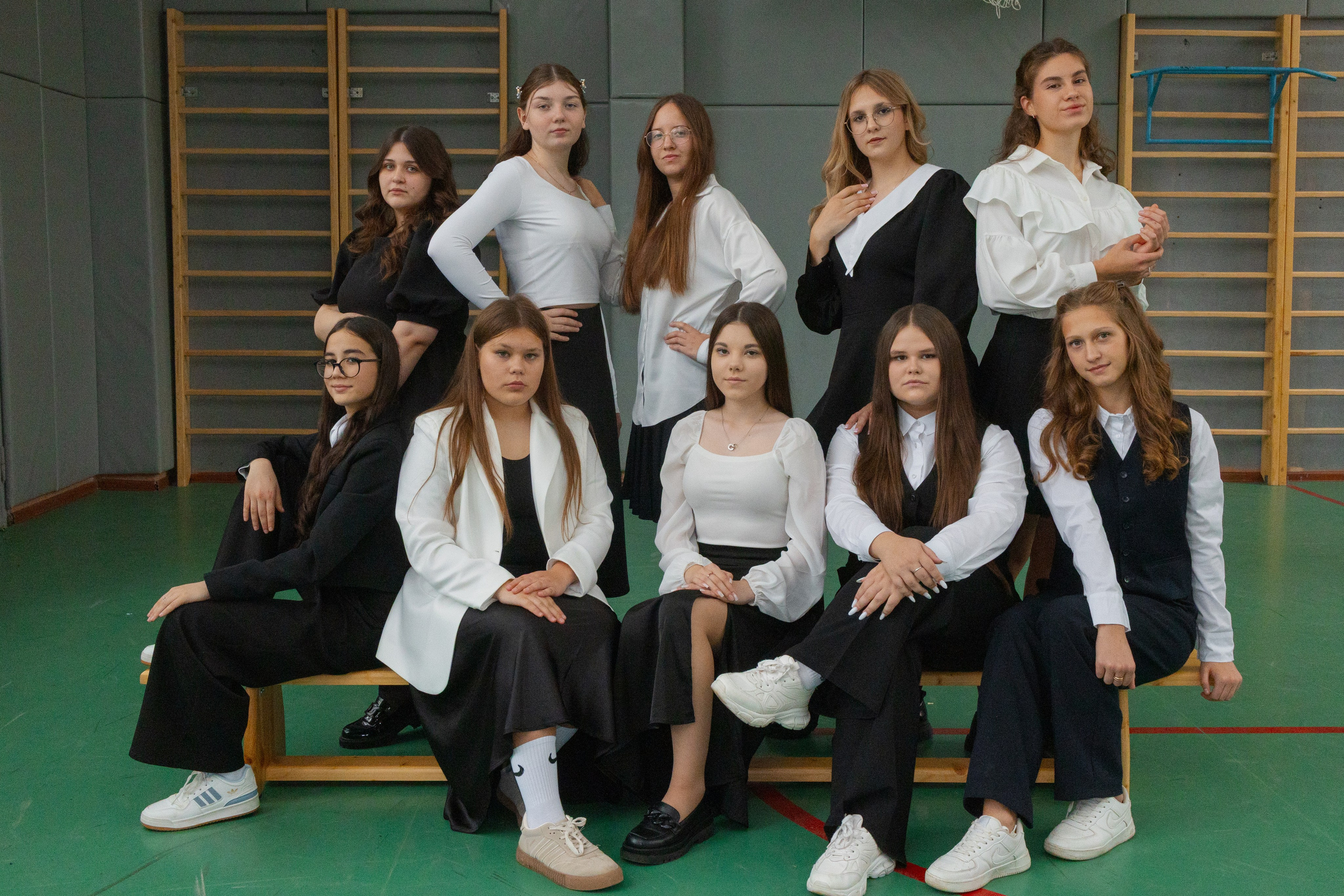 Фотосессии выпускников 9 и 11 классов в школе. Выпускные фотоальбомы в Серпухове 2027