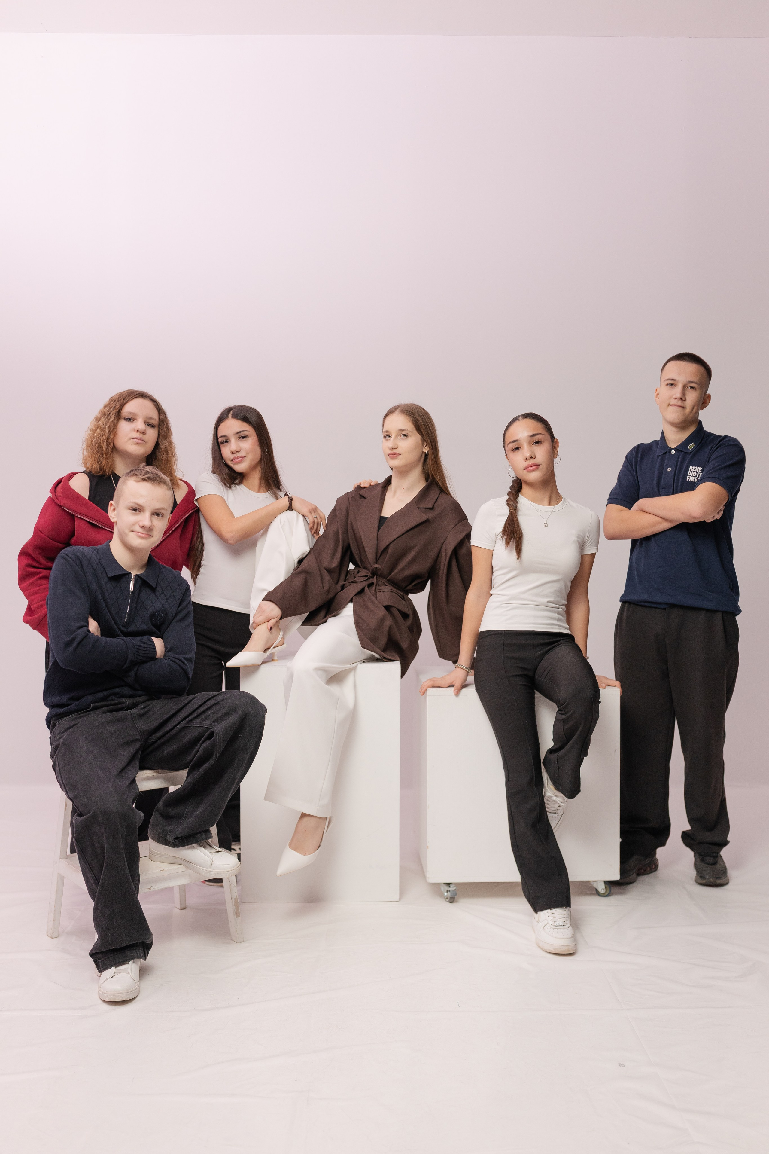 Фотосессии выпускников 9 и 11 классов в школе. Выпускные фотоальбомы в Серпухове 2027