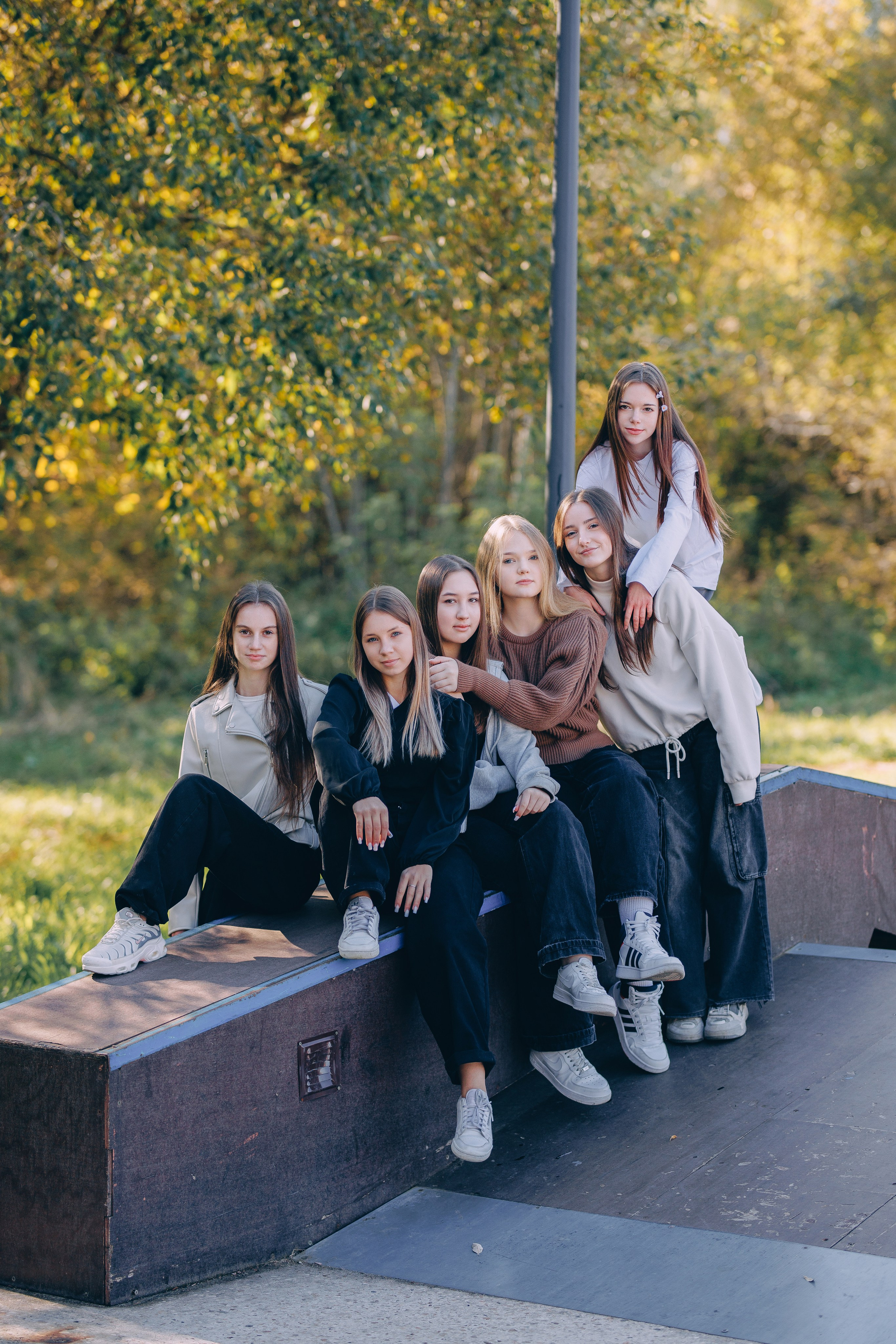 Прогулочные фотосессии выпускников старших классов. Выпускные фотоальбомы в Серпухове 2027