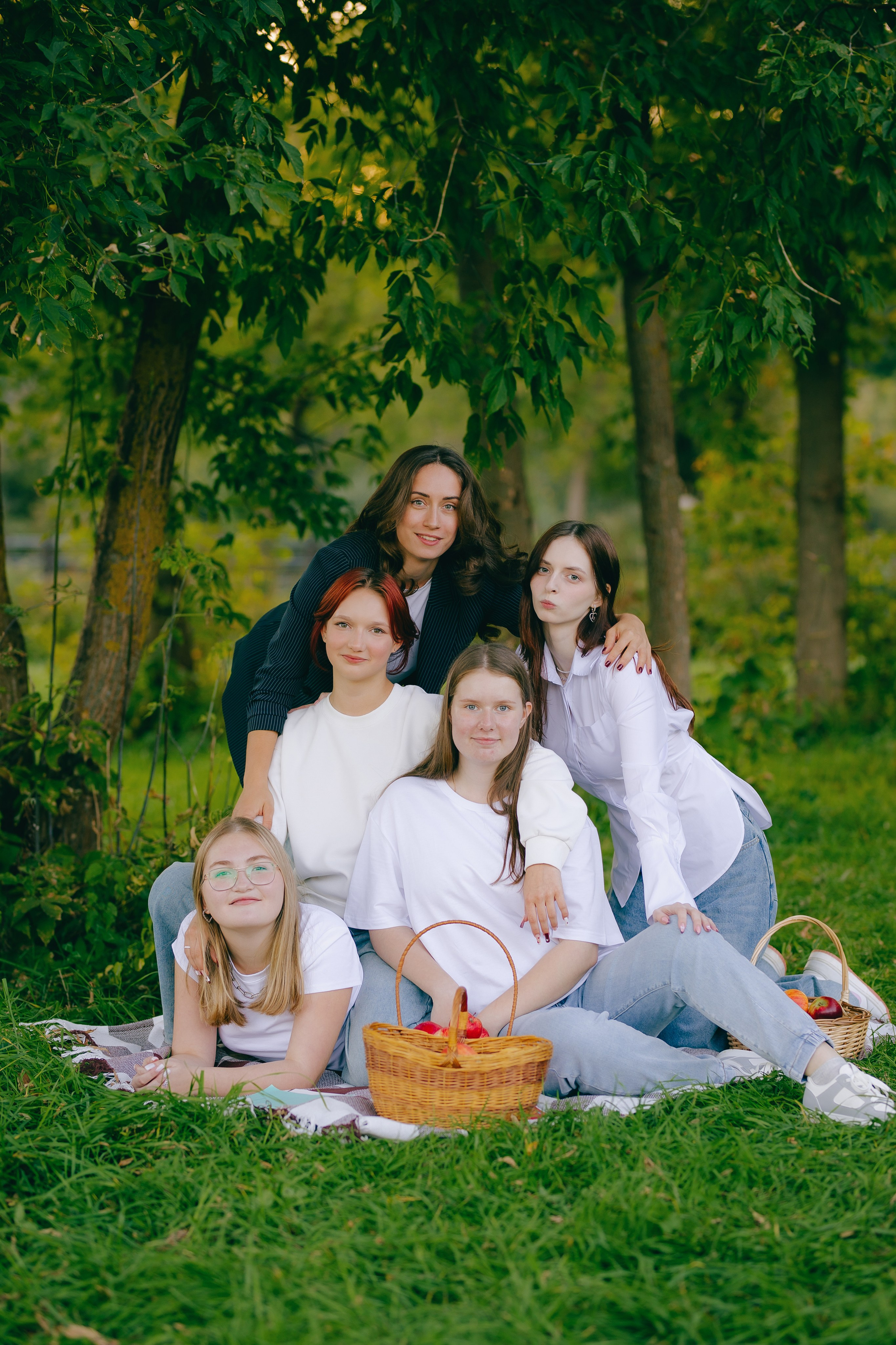 Прогулочные фотосессии выпускников старших классов. Выпускные фотоальбомы в Серпухове 2027