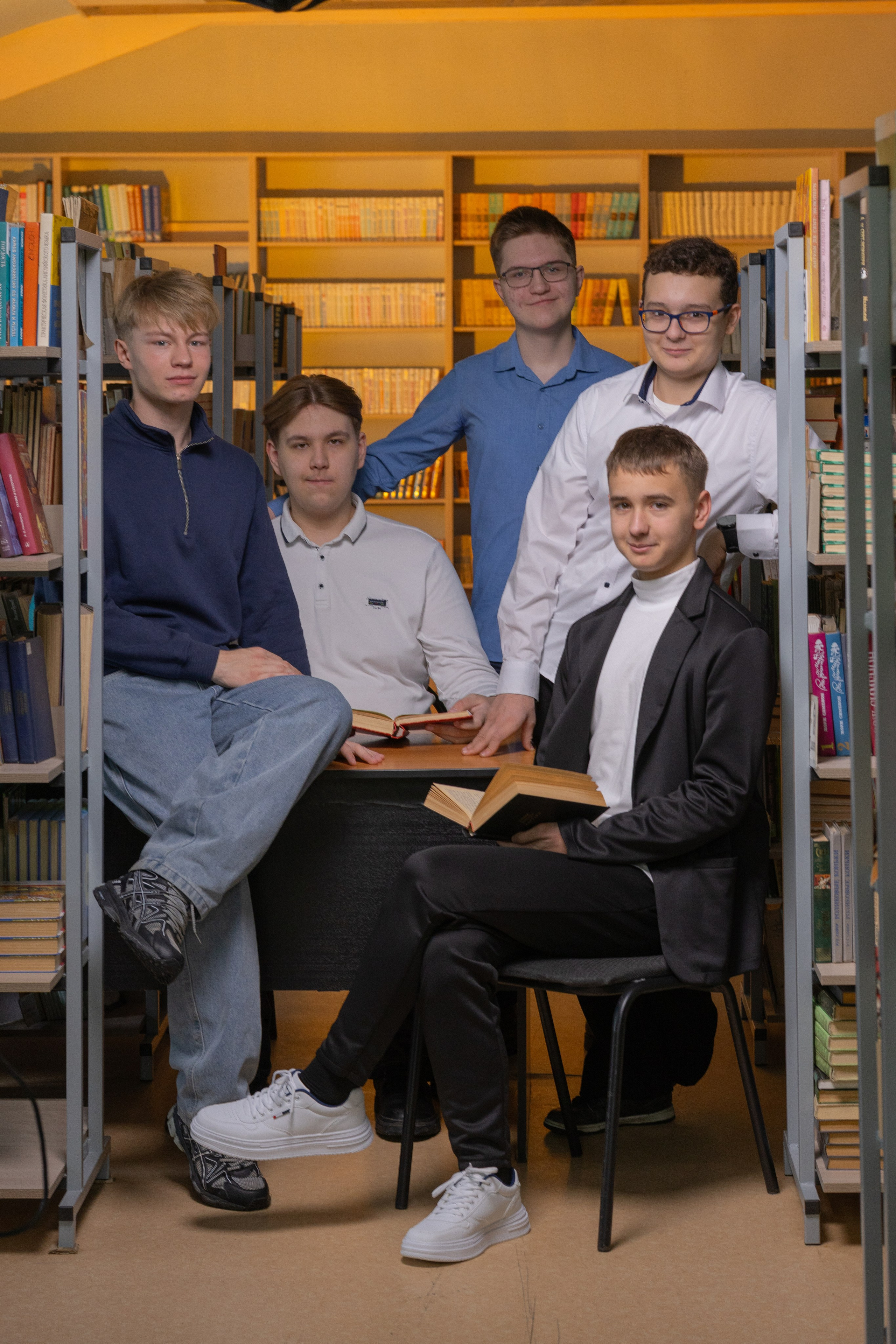 Фотосессии выпускников 9 и 11 классов в школе. Выпускные фотоальбомы в Серпухове 2027