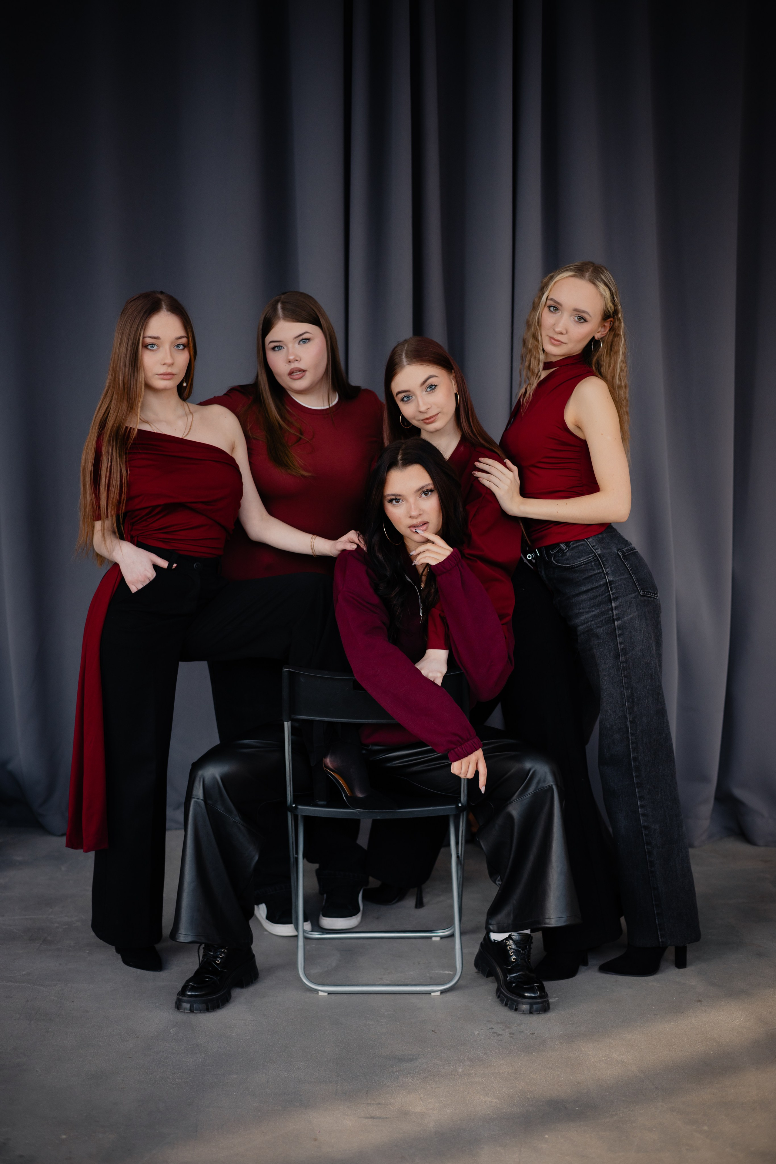 Фотосессии выпускников 9 и 11 классов в школе. Выпускные фотоальбомы в Серпухове 2027
