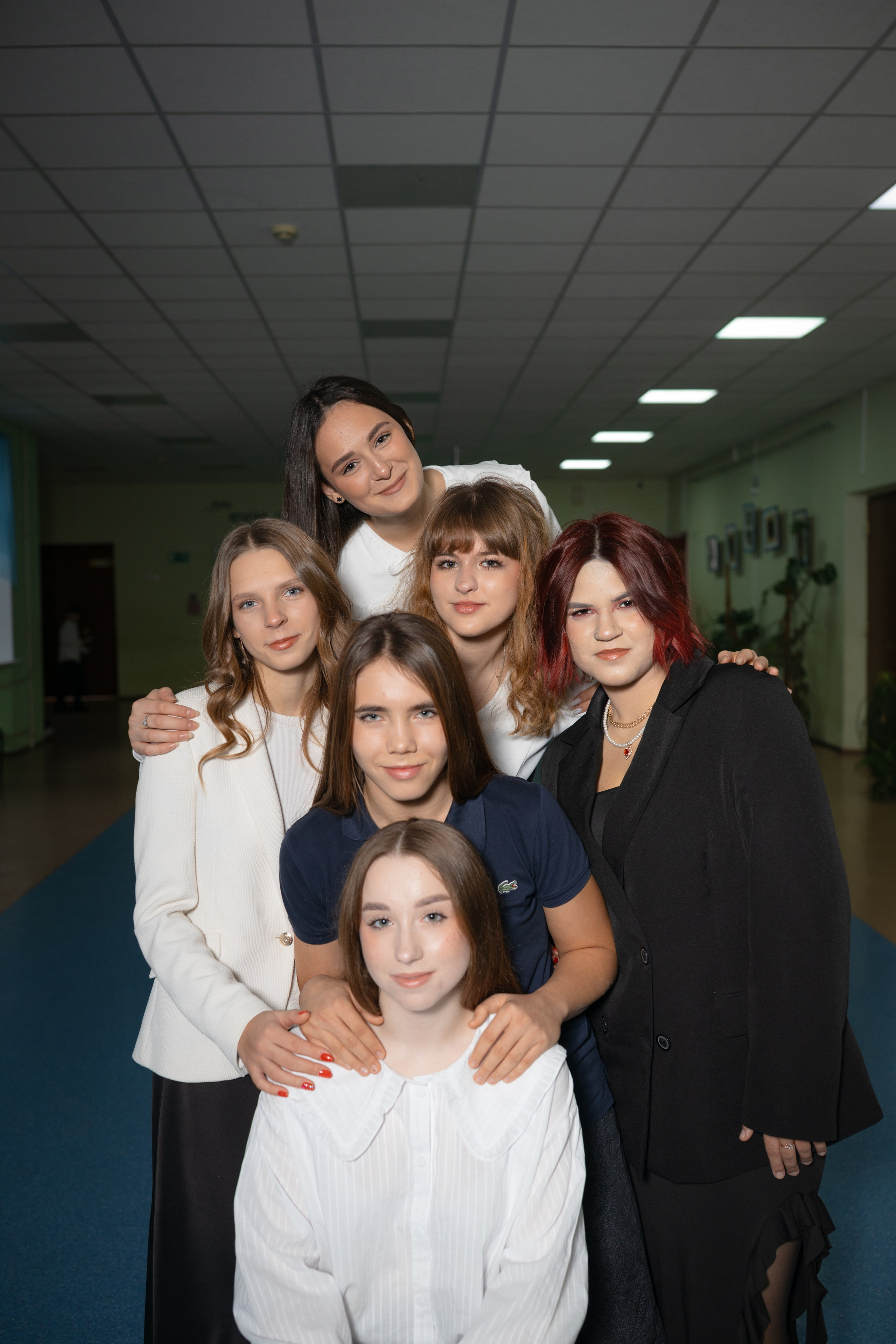 Фотосессии выпускников 9 и 11 классов в школе. Выпускные фотоальбомы в Серпухове 2027