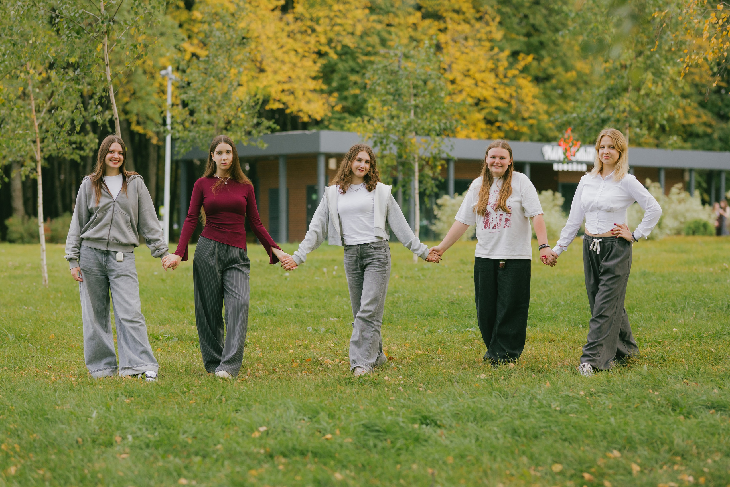 Прогулочные фотосессии выпускников старших классов. Выпускные фотоальбомы в Серпухове 2027