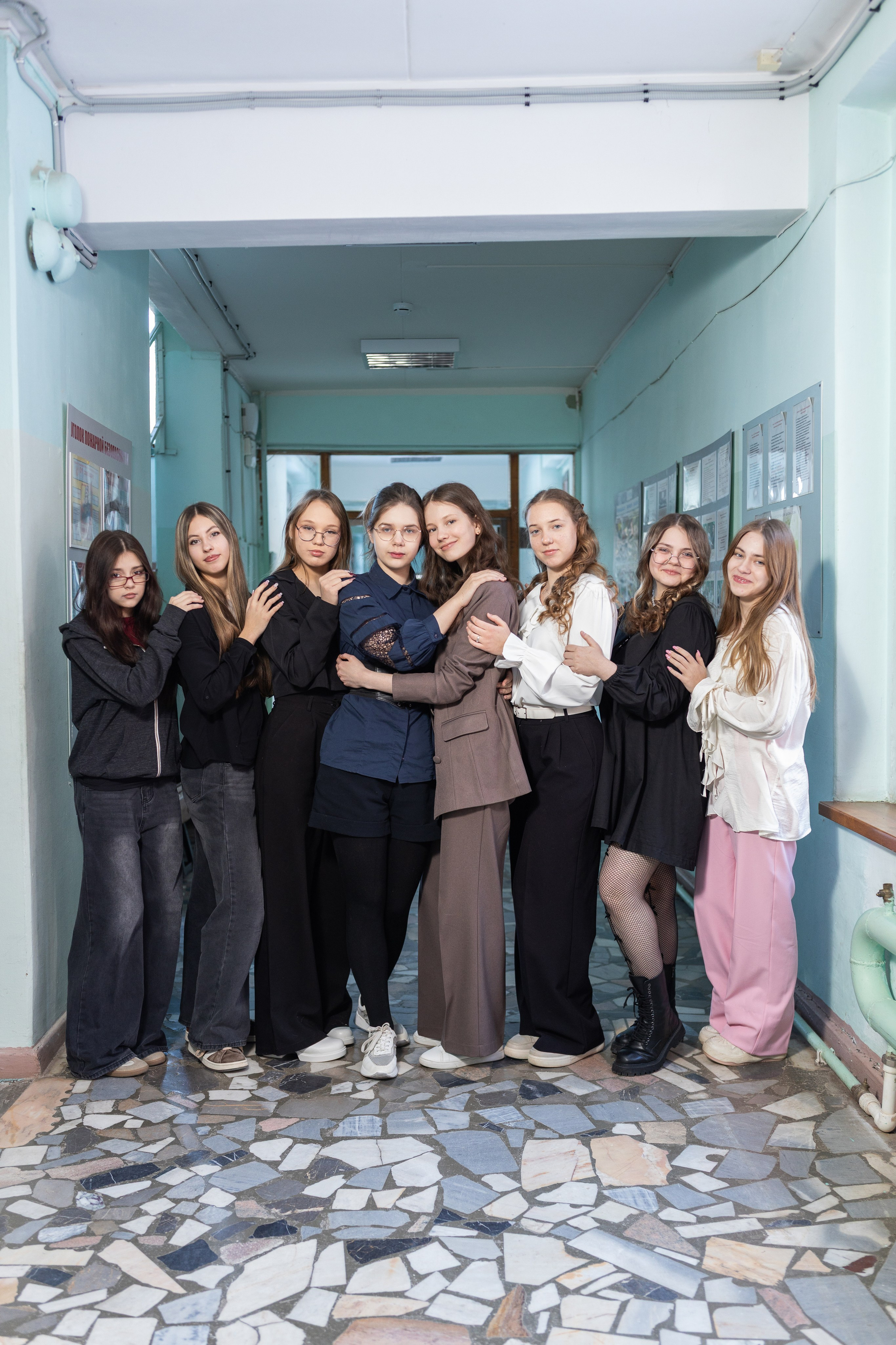 Фотосессии выпускников 9 и 11 классов в школе. Выпускные фотоальбомы в Серпухове 2027