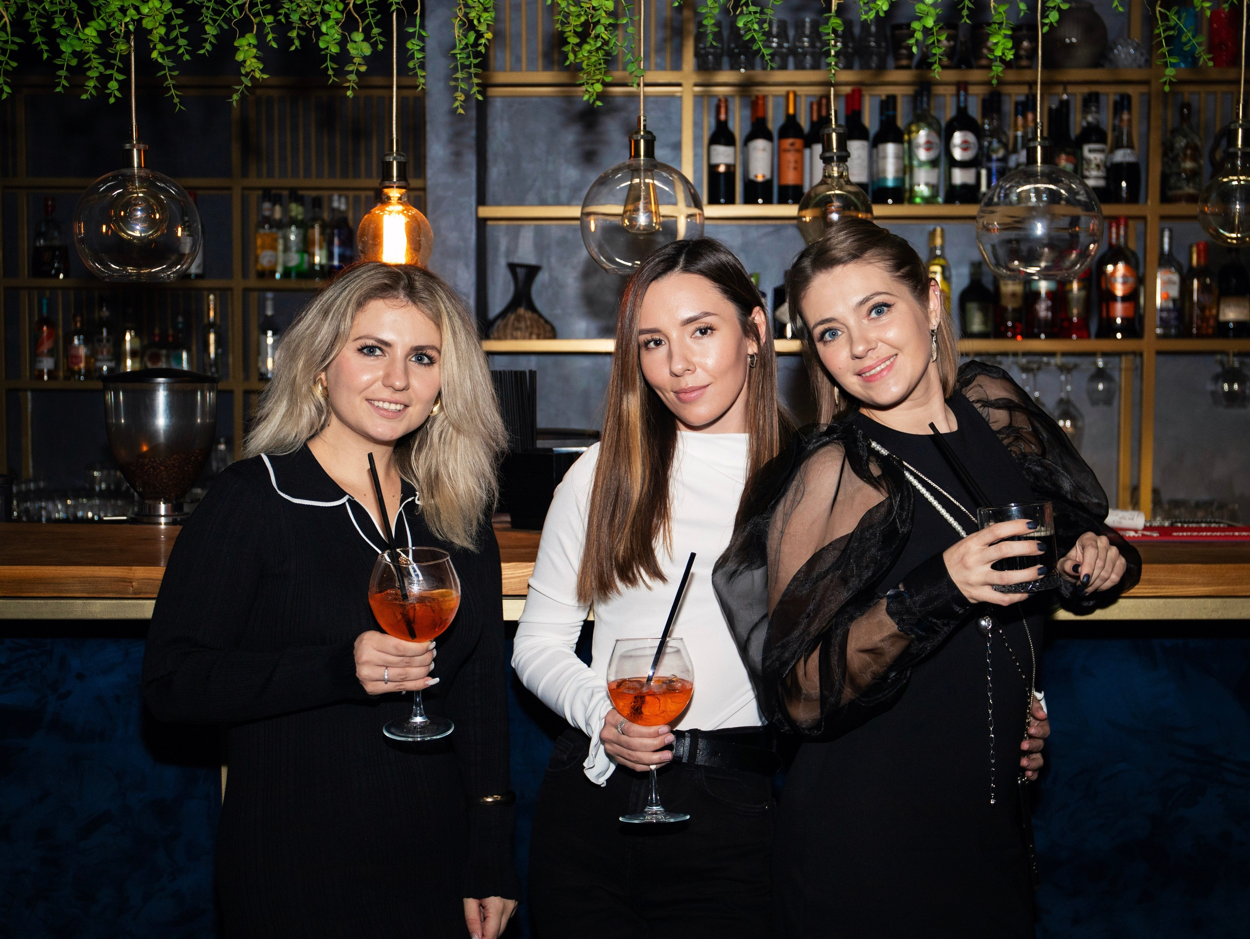 Репортажка из кальян-бара. Свадебный и семейный фотограф в Москве Мила Широких