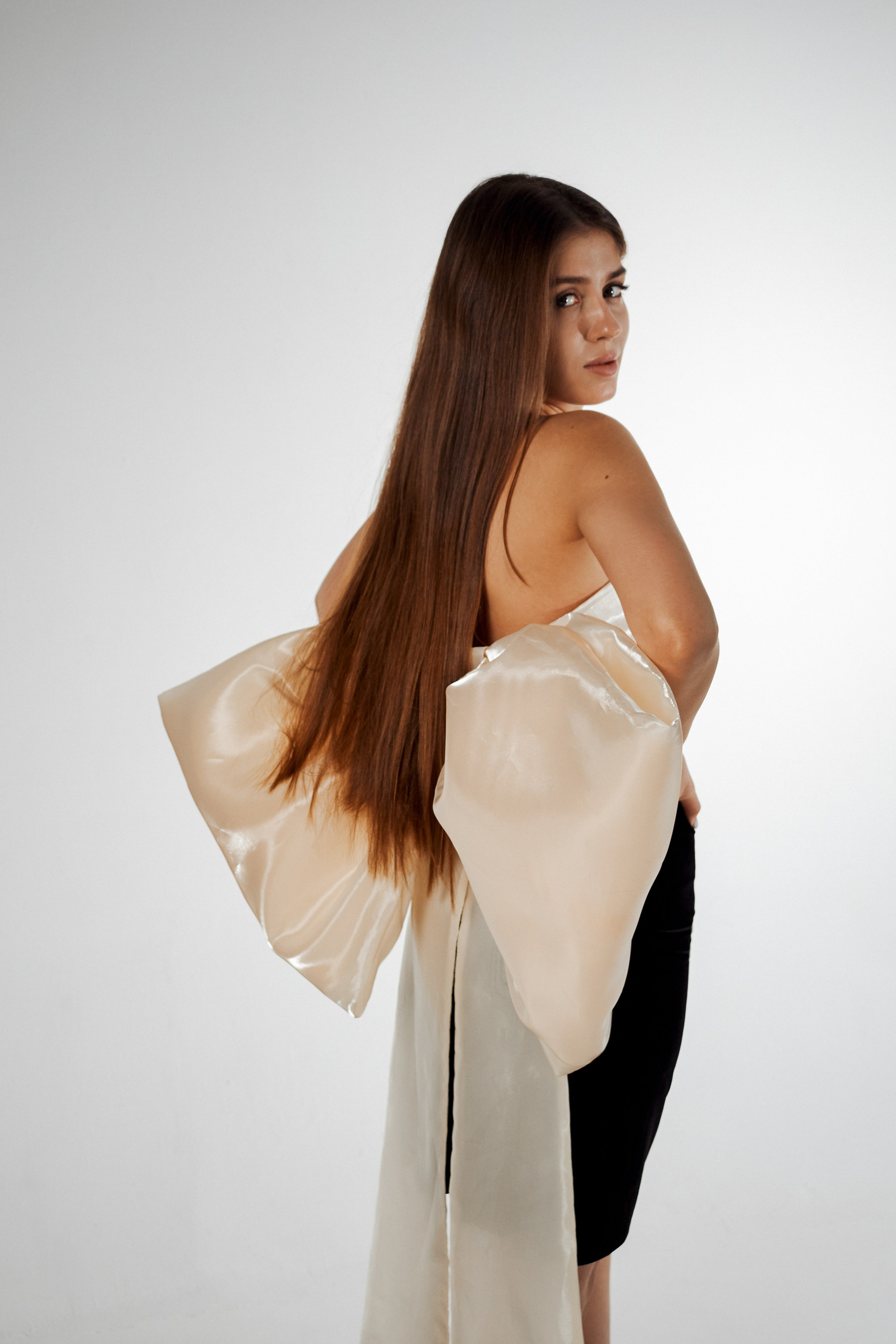 Девушка с бантом в платье.