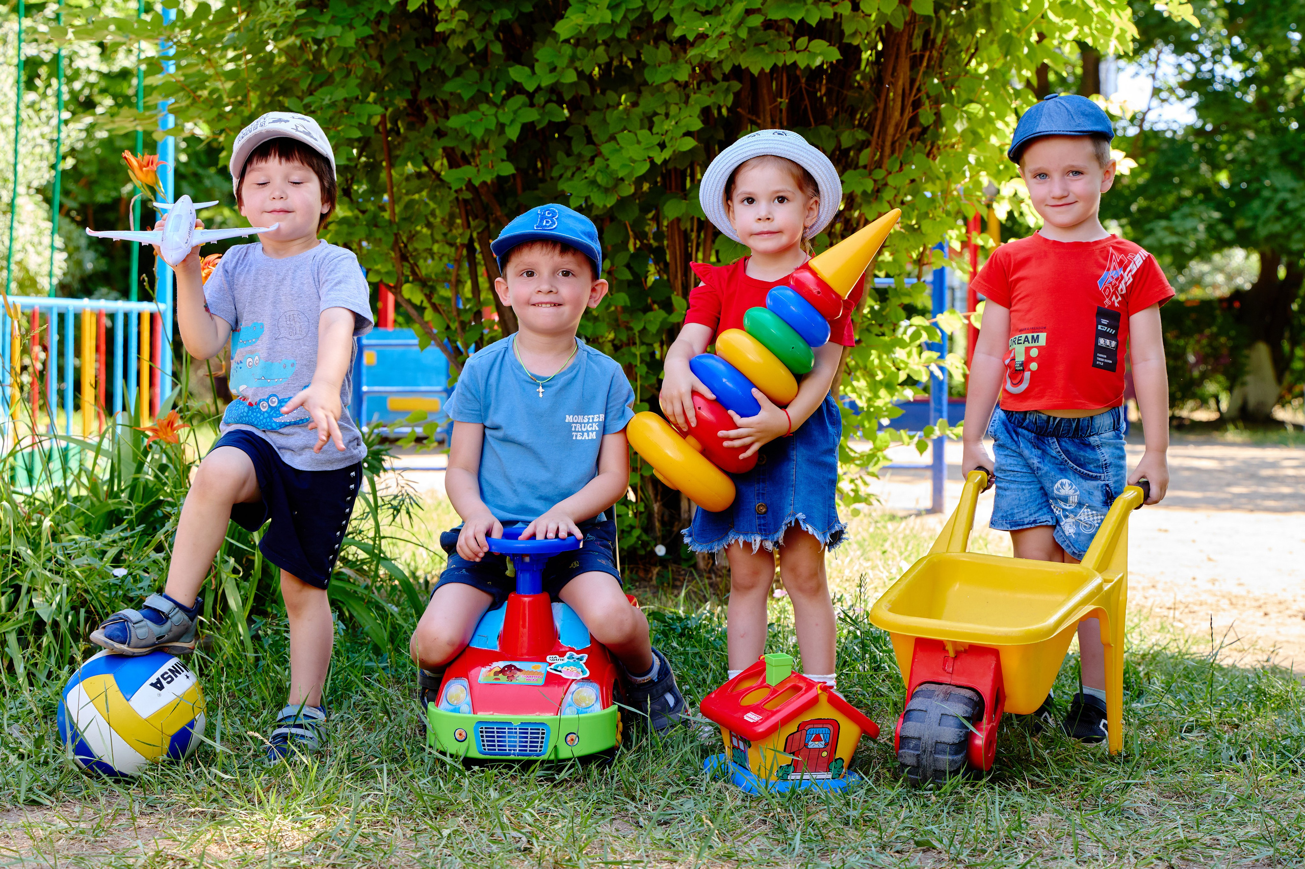 Пример летней съёмки в детском саду № 92 младшая группа Ромашки. Фотограф Выпускные альбомы Таганрог Сергей Коробченко