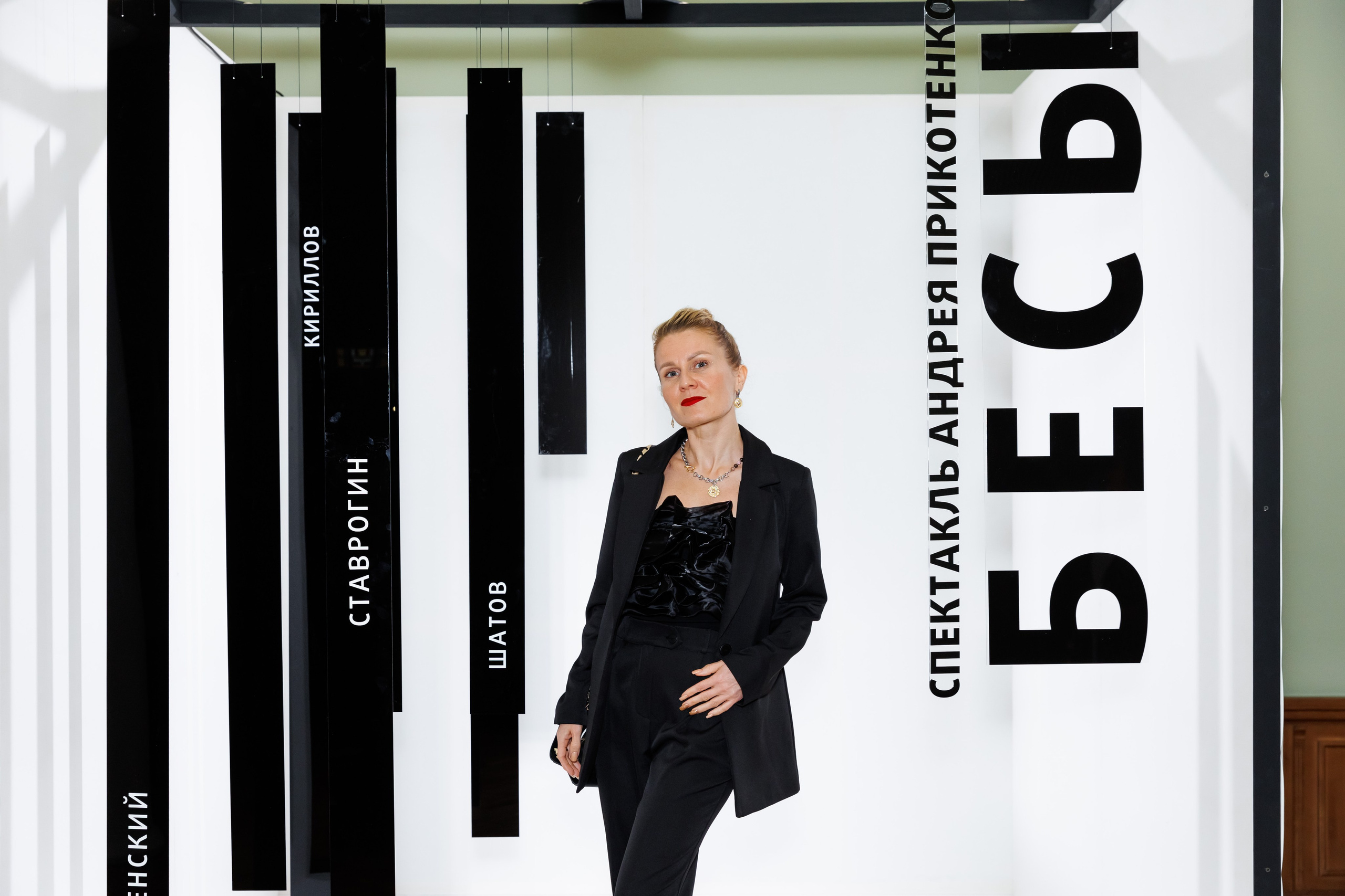 Красный факел — фотозона перед премьерой спектакля. Фотограф Новосибирск — Наталья Гресь