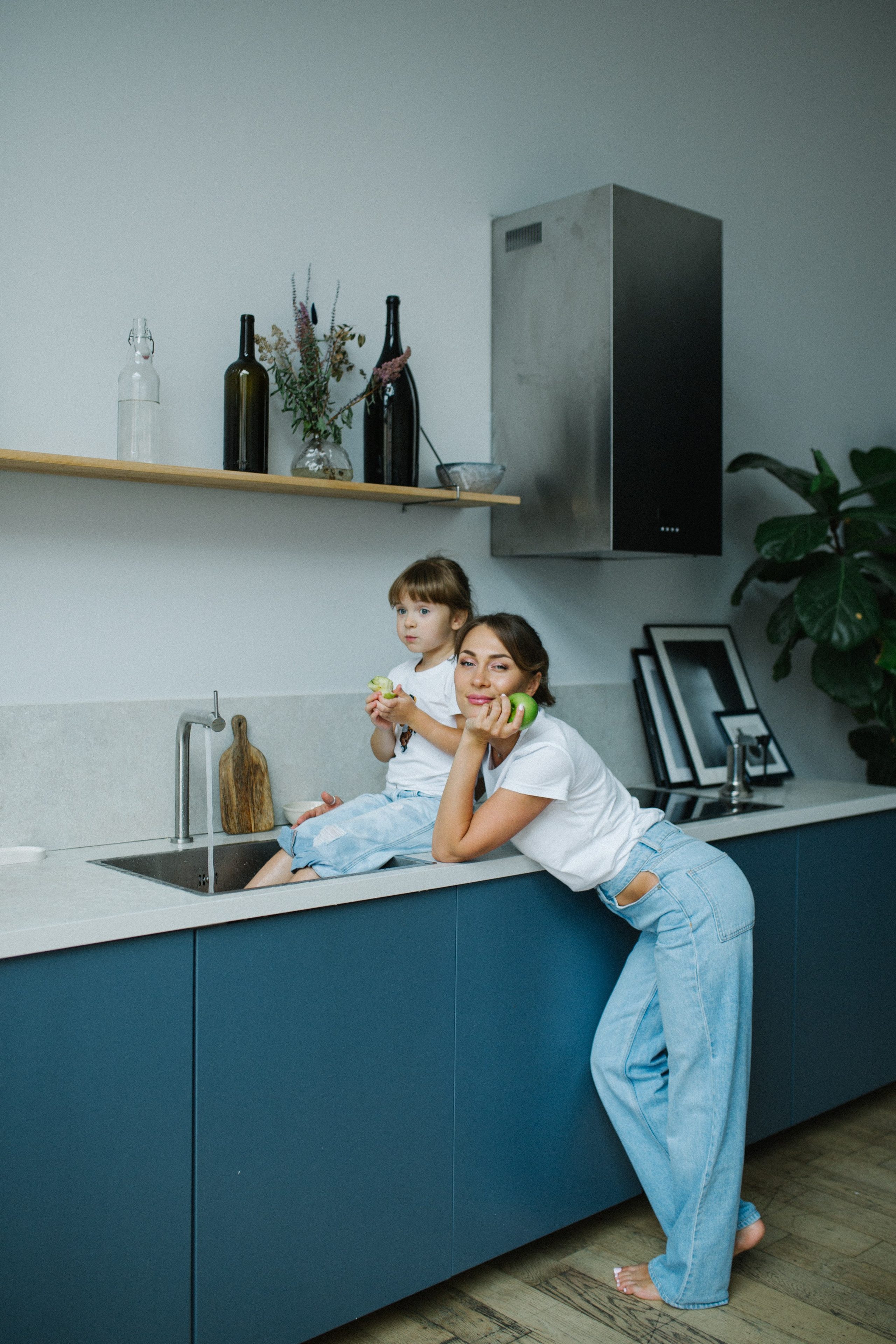 Купание с танцами на столе. Фотограф Оля Батист