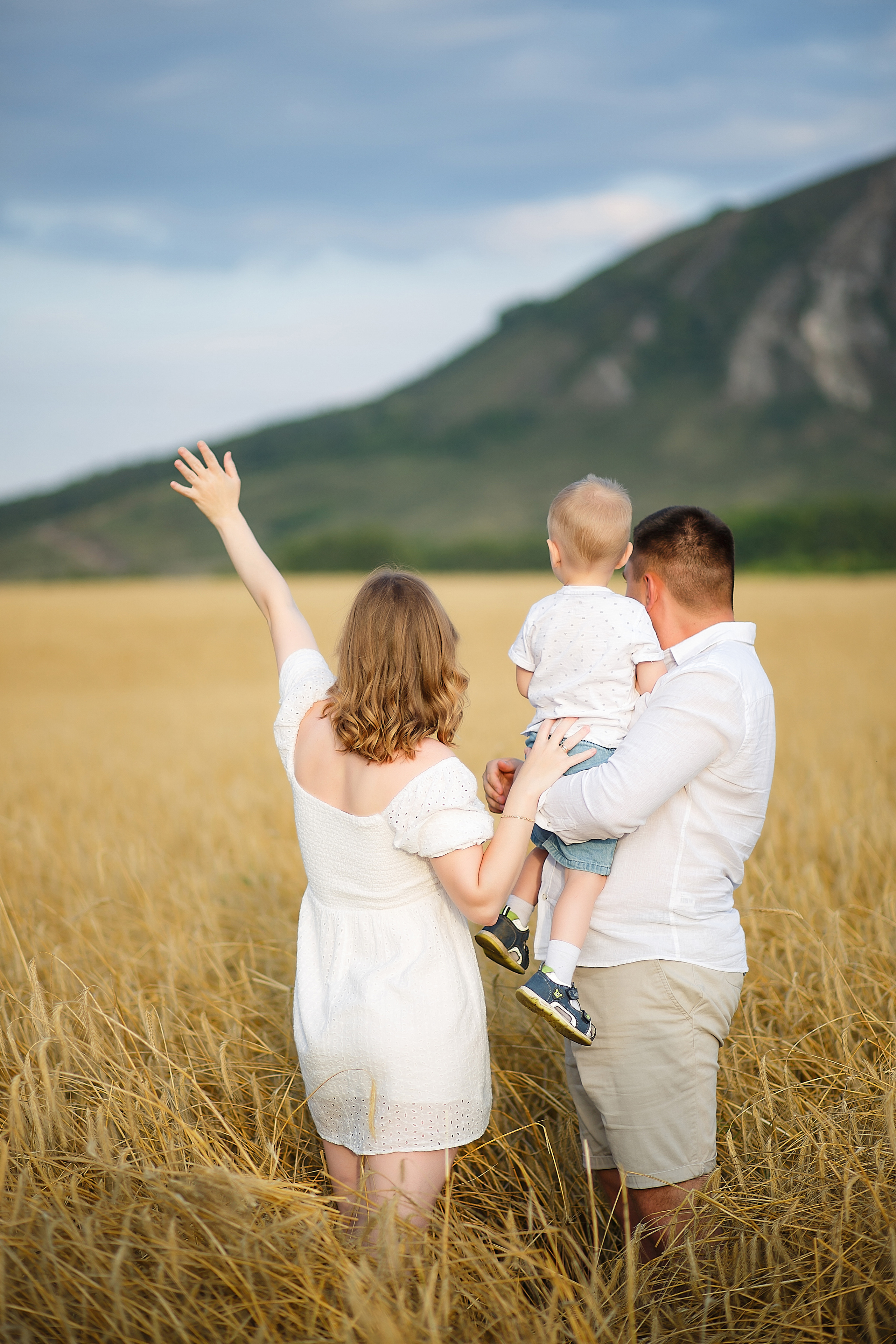 Семейная фотосессия на природе у подножия торатау. Семейный и детский фотограф в Стерлитамаке Разина Рахмангулова