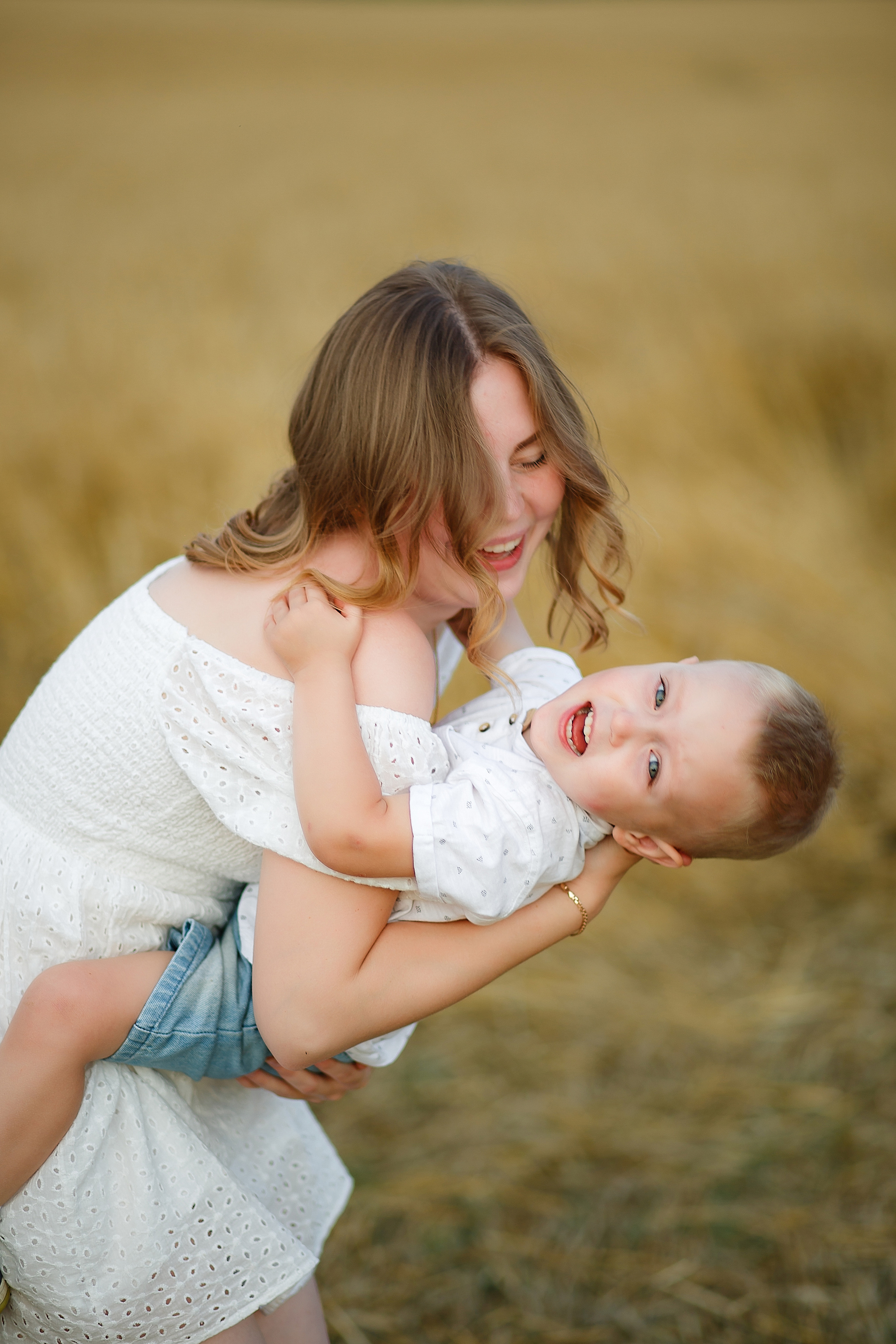 Семейная фотосессия на природе у подножия торатау. Семейный и детский фотограф в Стерлитамаке Разина Рахмангулова