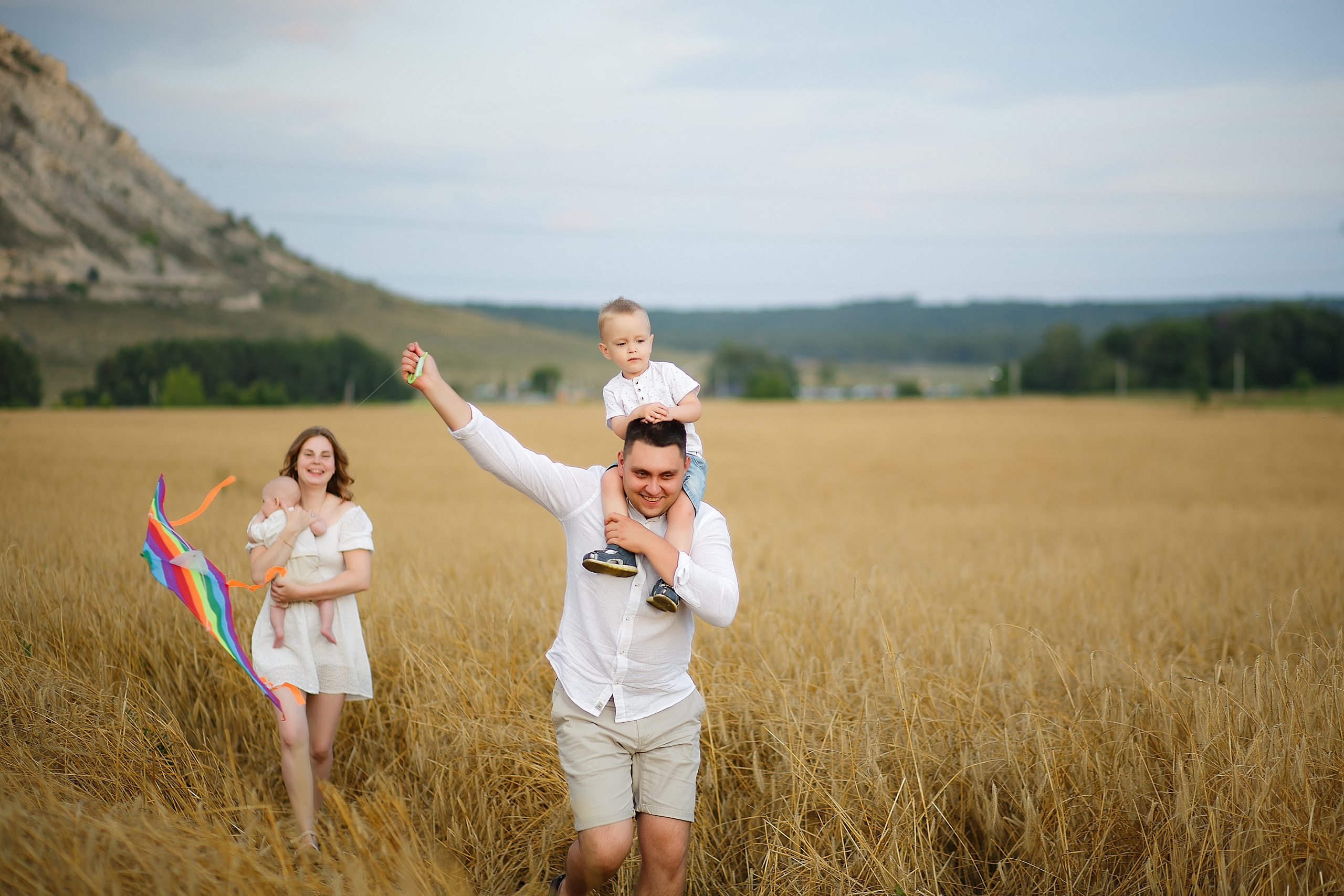 Семейная фотосессия на природе у подножия торатау. Семейный и детский фотограф в Стерлитамаке Разина Рахмангулова