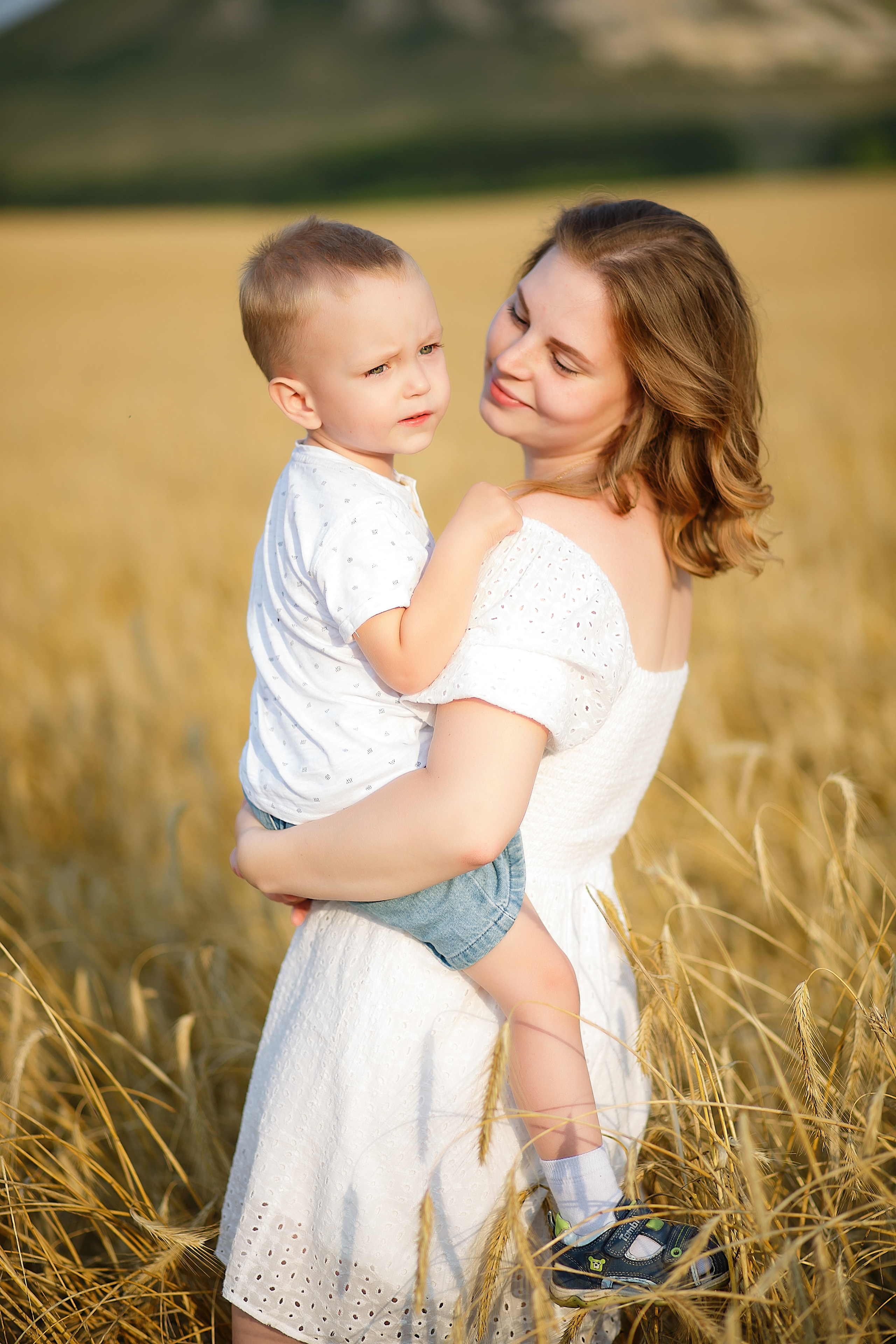 Семейная фотосессия на природе у подножия торатау. Семейный и детский фотограф в Стерлитамаке Разина Рахмангулова