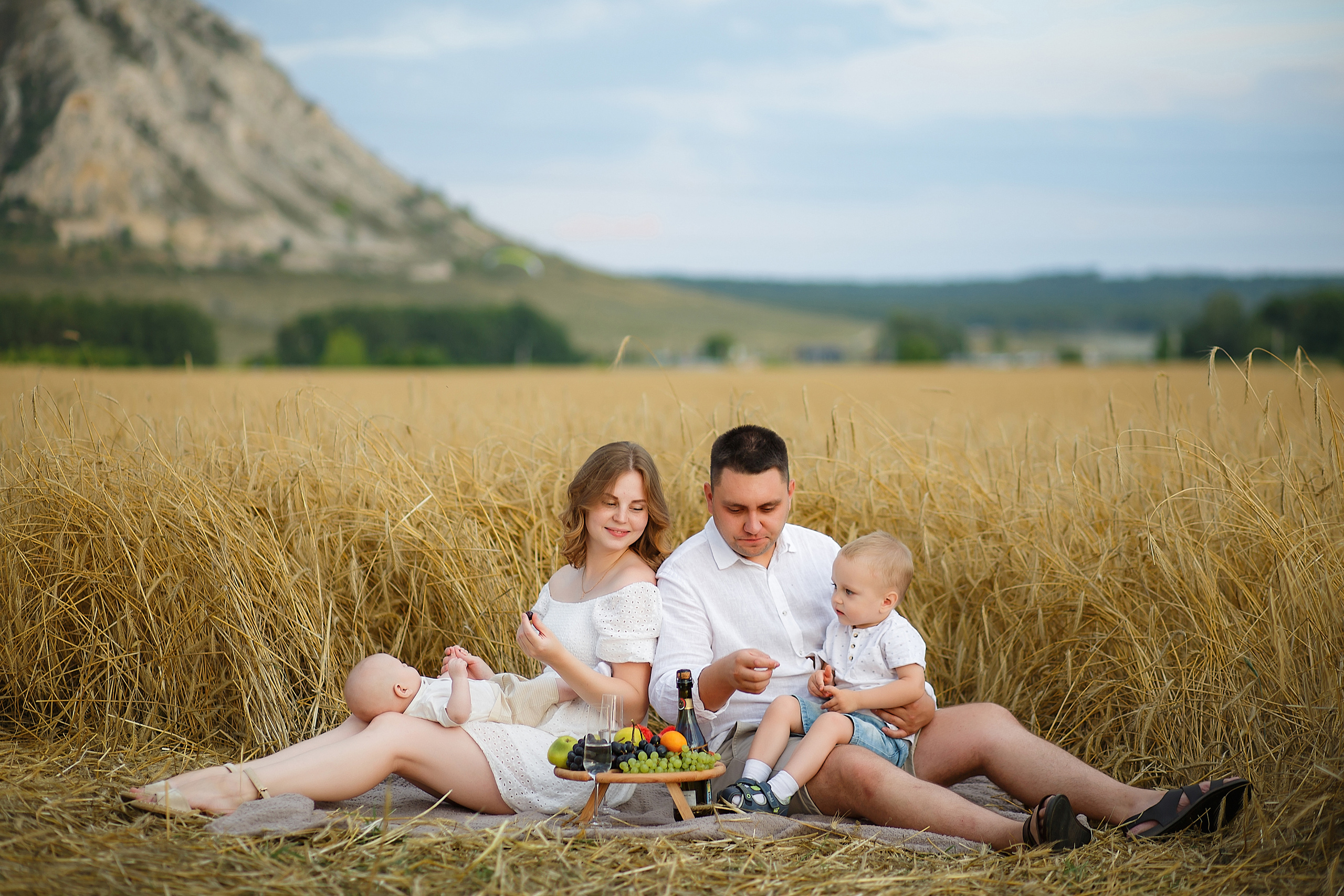 Семейная фотосессия на природе у подножия торатау. Семейный и детский фотограф в Стерлитамаке Разина Рахмангулова