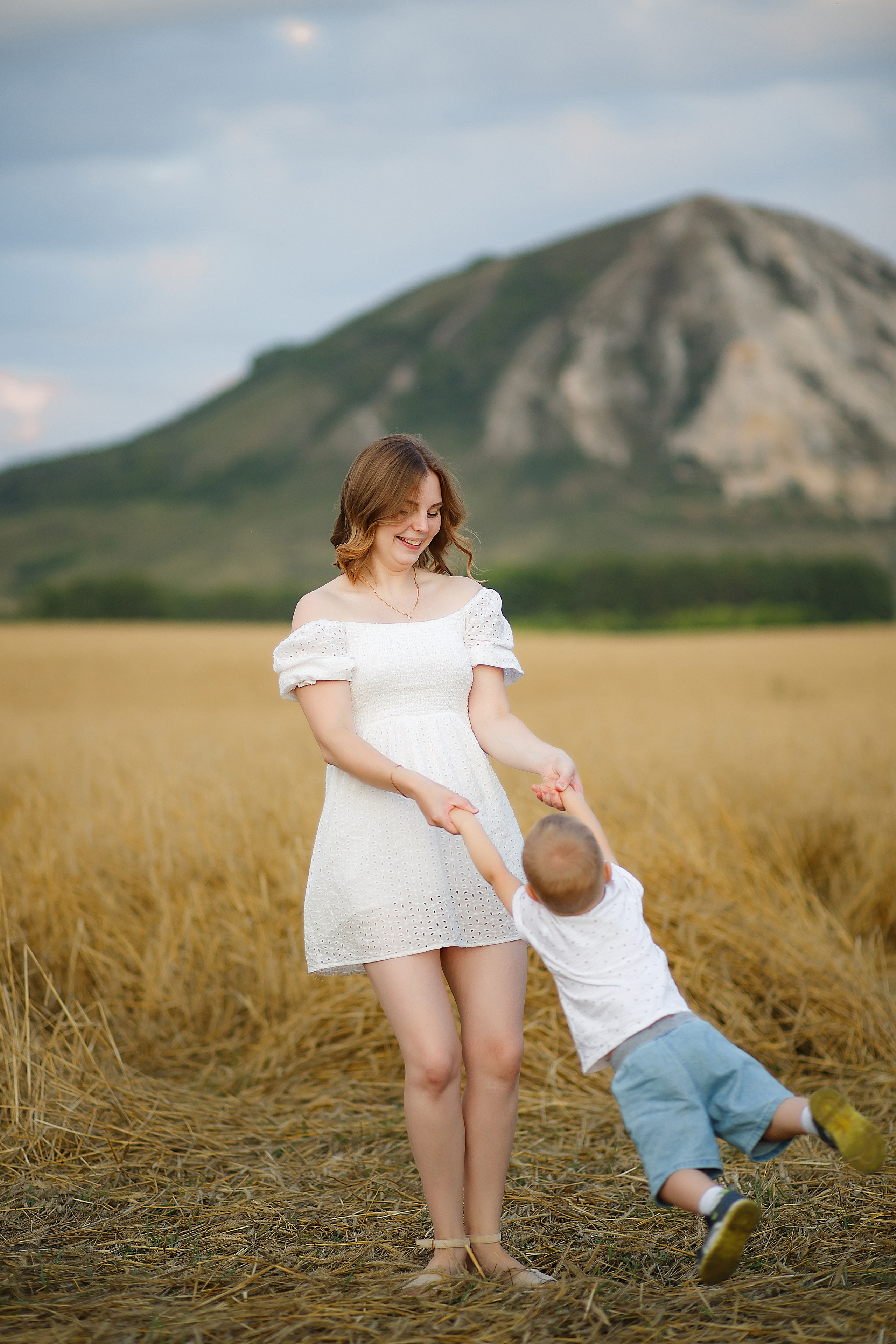 Семейная фотосессия на природе у подножия торатау. Семейный и детский фотограф в Стерлитамаке Разина Рахмангулова