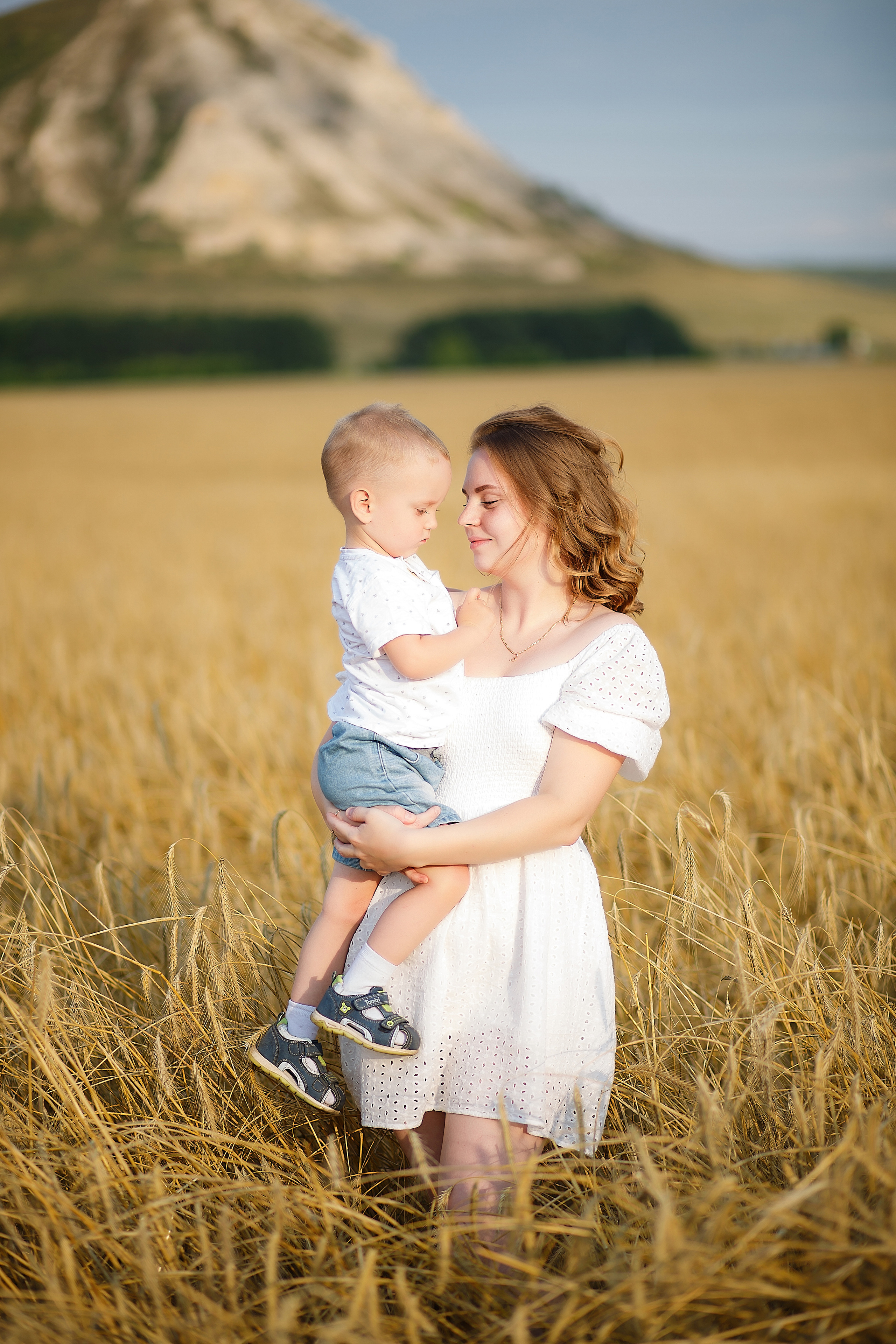 Семейная фотосессия на природе у подножия торатау. Семейный и детский фотограф в Стерлитамаке Разина Рахмангулова