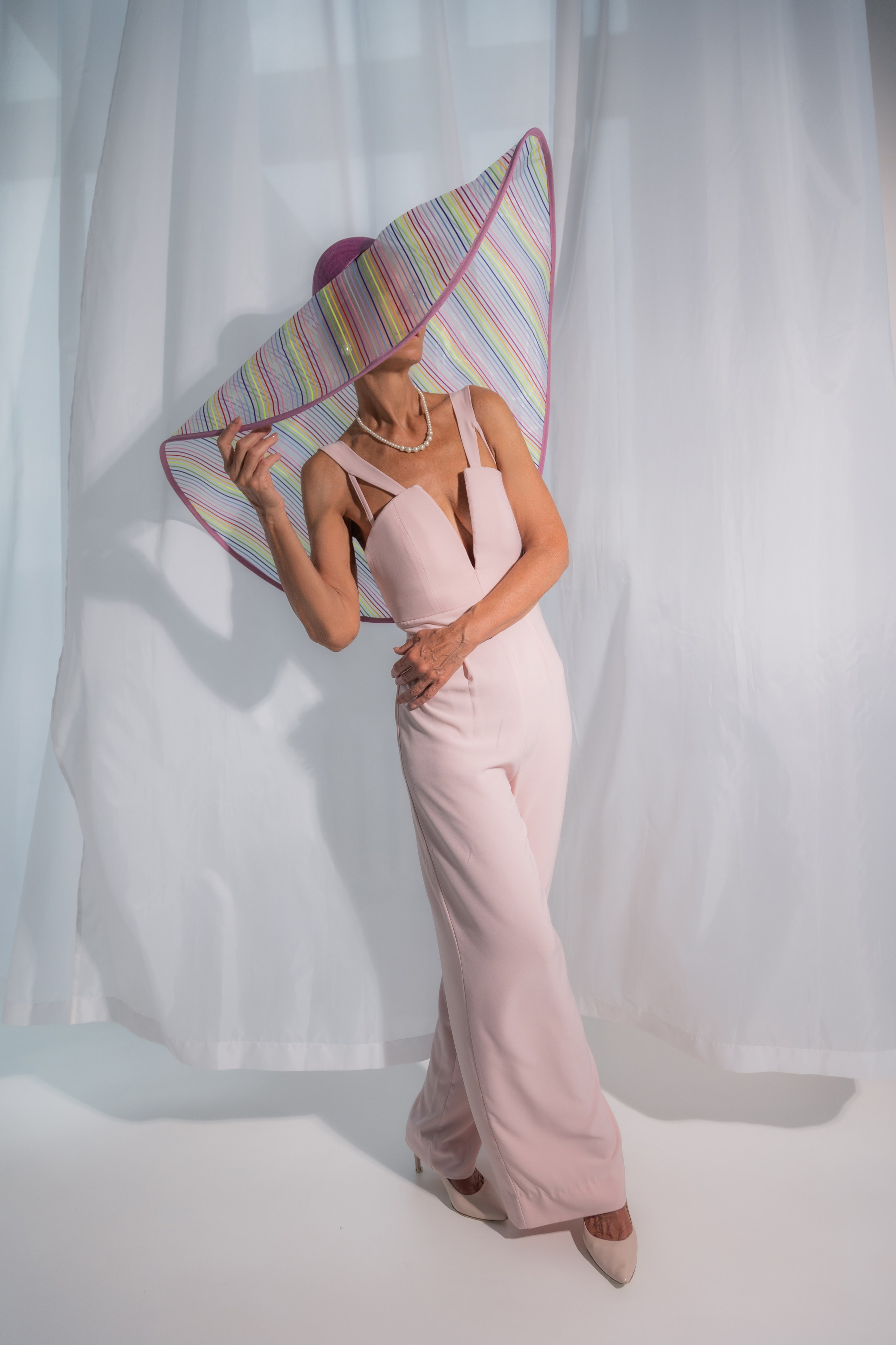 Модель Ольга в дизайнерской шляпке. Портретный фотограф в Москве Екатерина Богдасарова