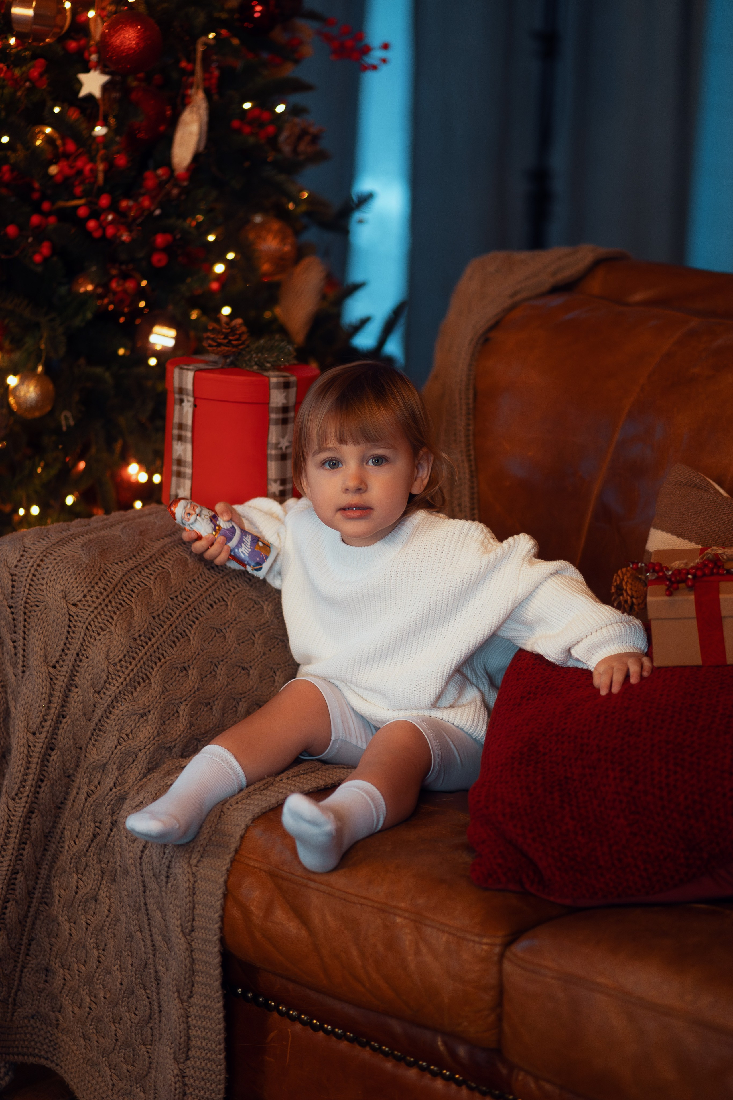 Новогодняя фотосессия 2023 в студии Мимика, зал Шале. Семейный фотограф в Москве 📸