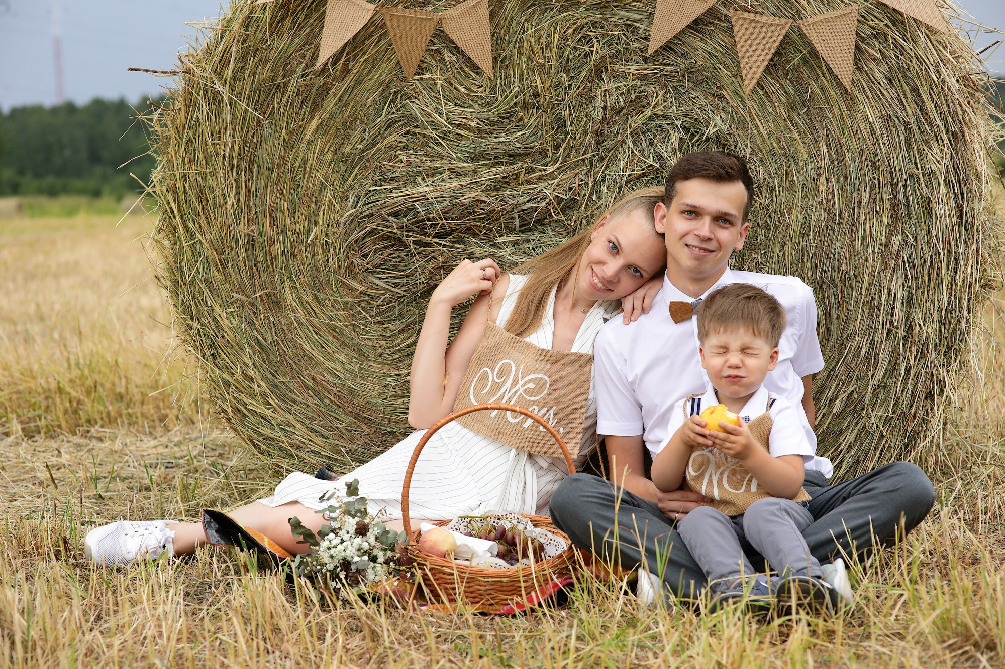 семейная фотосессия возле стога сена