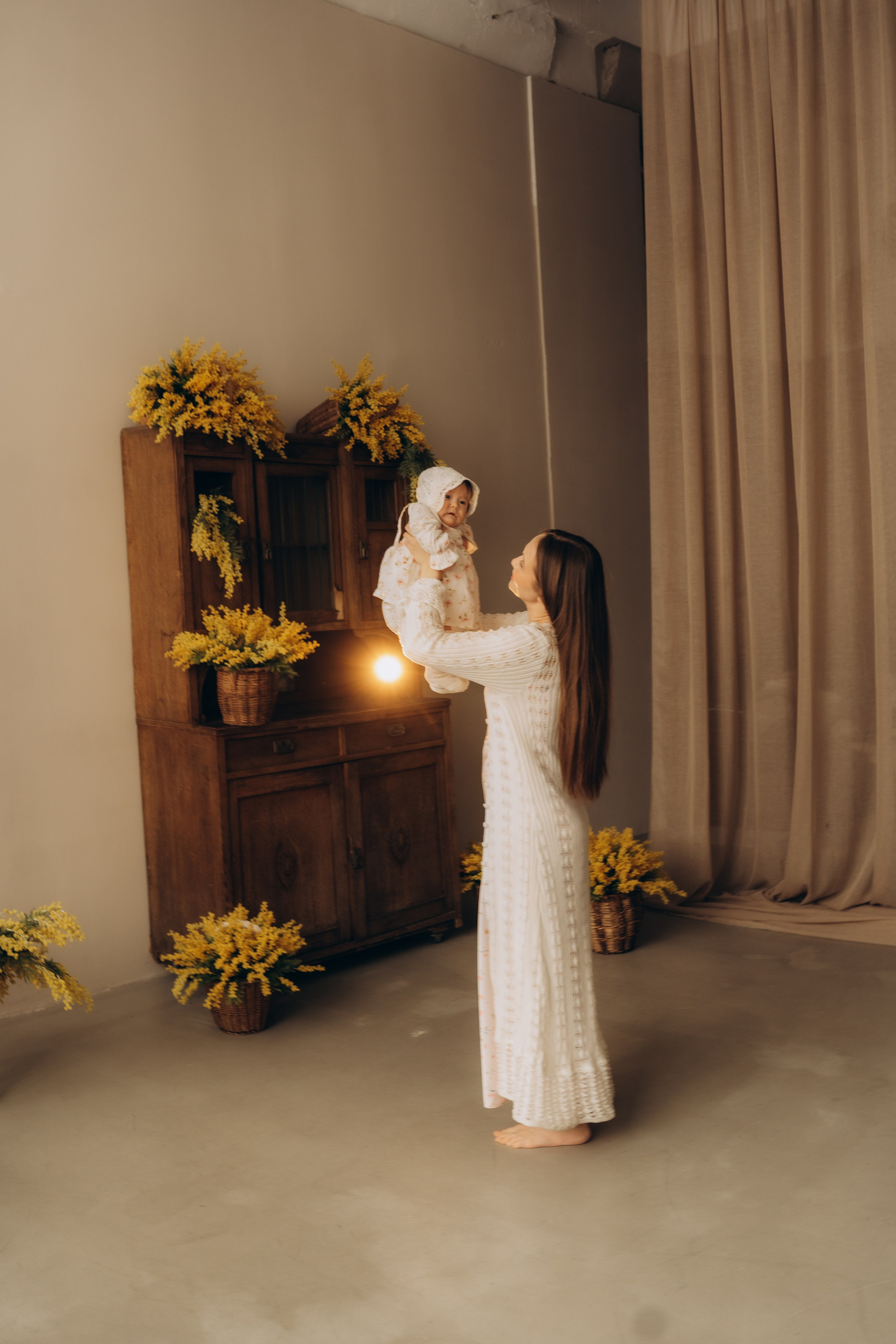 Мама с дочкой и мимозы. Семейный фотограф в Казани