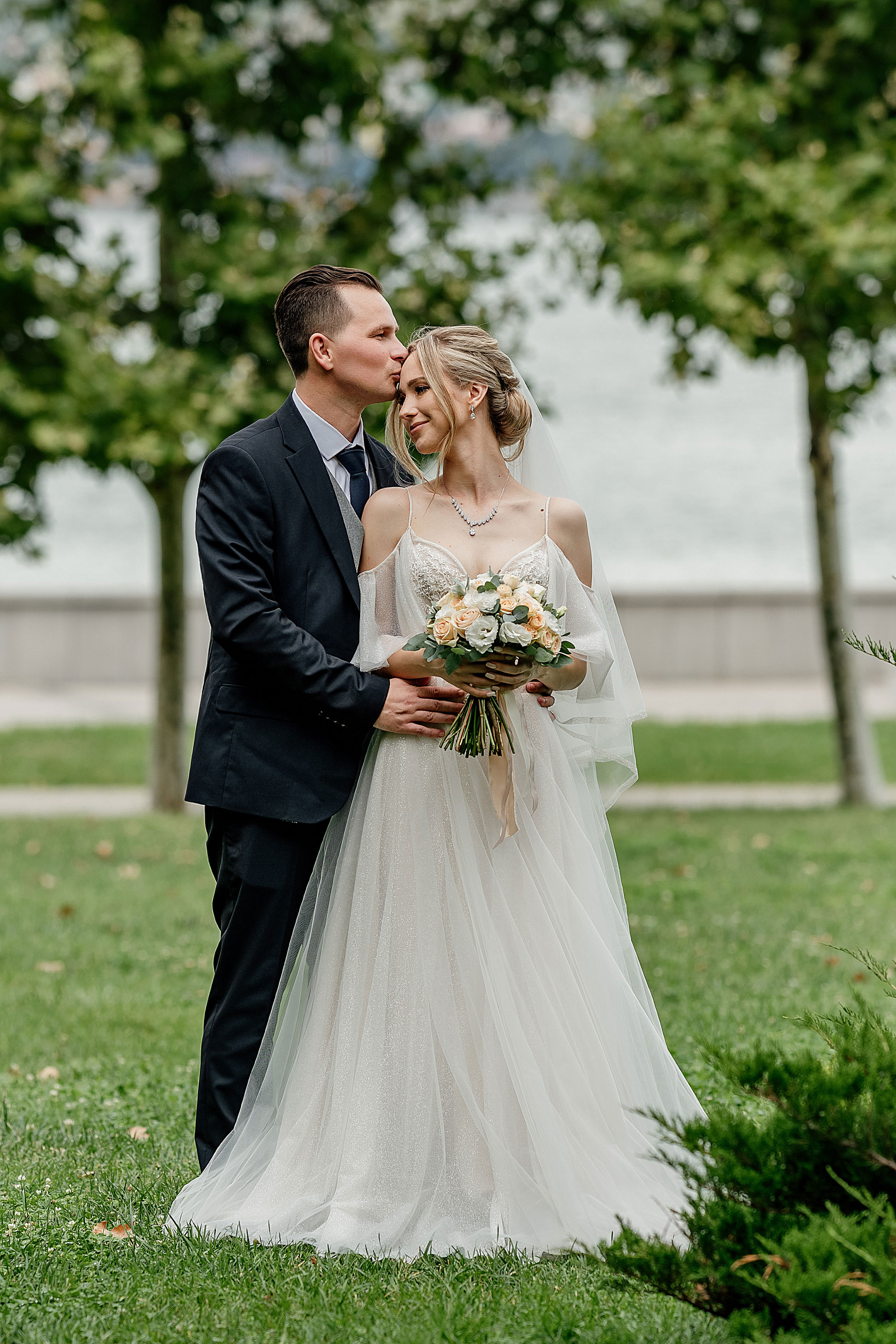 Свадебная фотосессия, свадьба летом, жених и невеста. Свадебный фотограф Новороссийск Марина КрамарИна Полещук