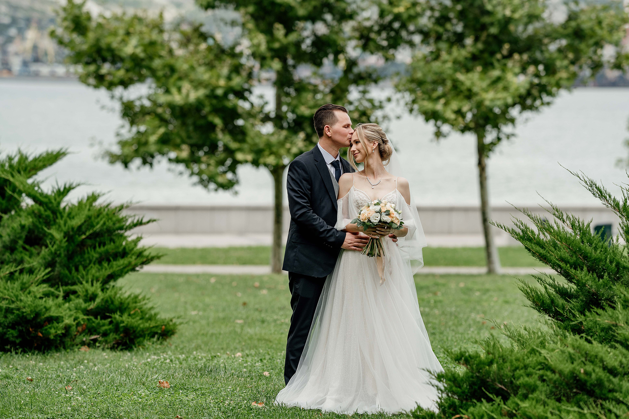 Свадебная фотосессия, свадьба летом, жених и невеста. Свадебный фотограф Новороссийск Марина КрамарИна Полещук