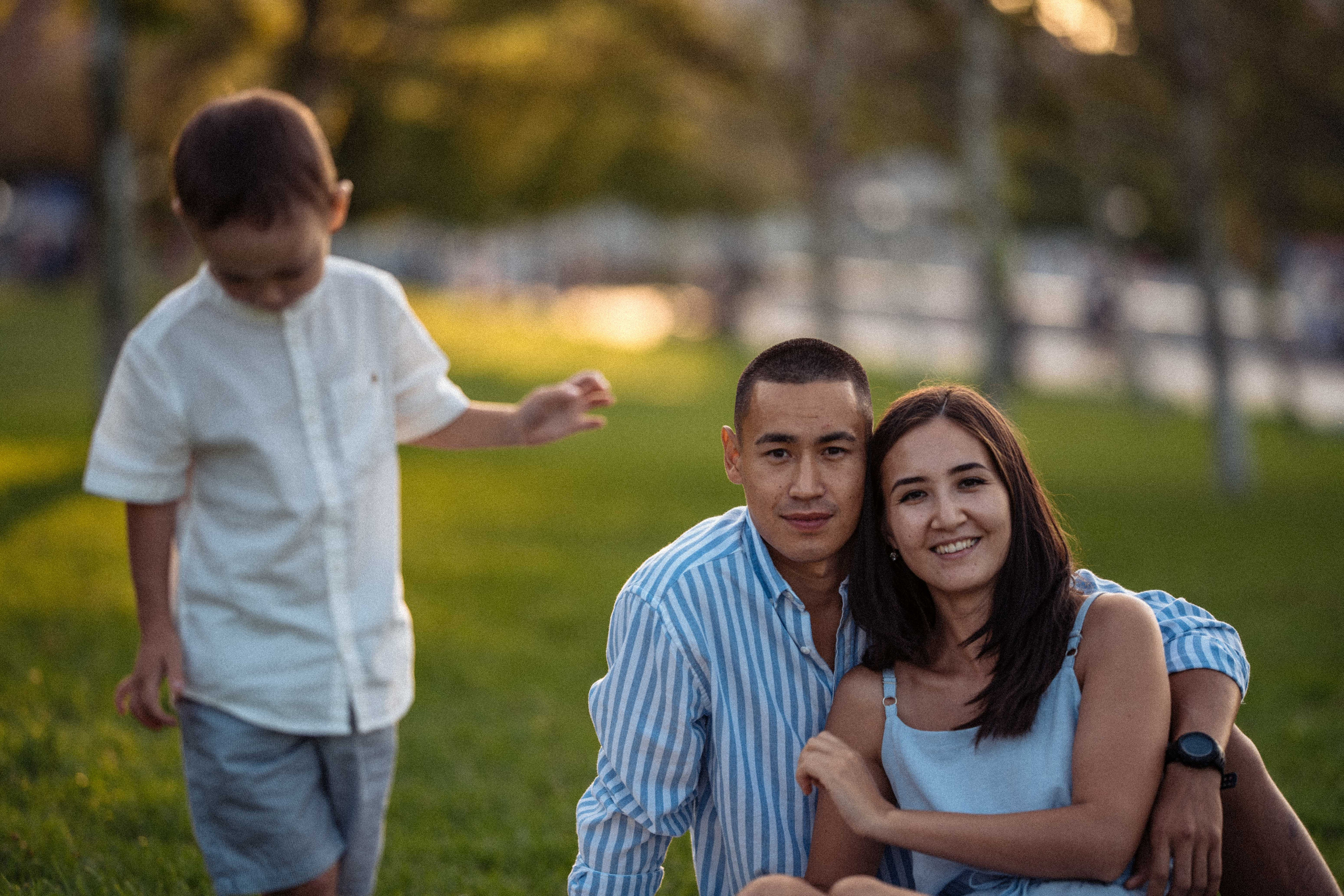 Семейный вечер прогулка фотосессия семьи воздушный змей. Свадебный фотограф Новороссийск Марина КрамарИна Полещук