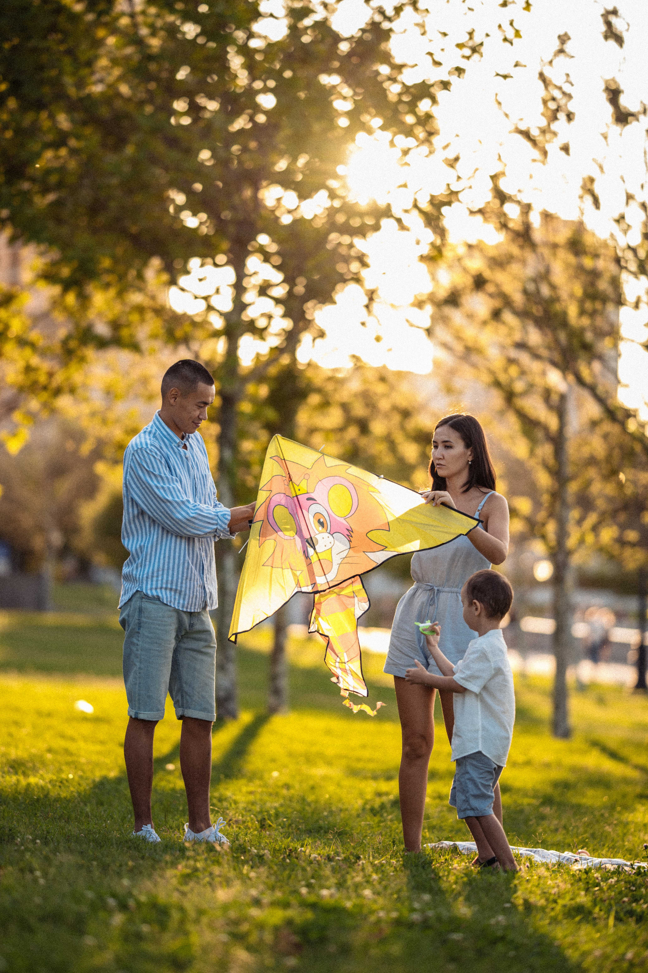 Семейный вечер прогулка фотосессия семьи воздушный змей. Свадебный фотограф Новороссийск Марина КрамарИна Полещук