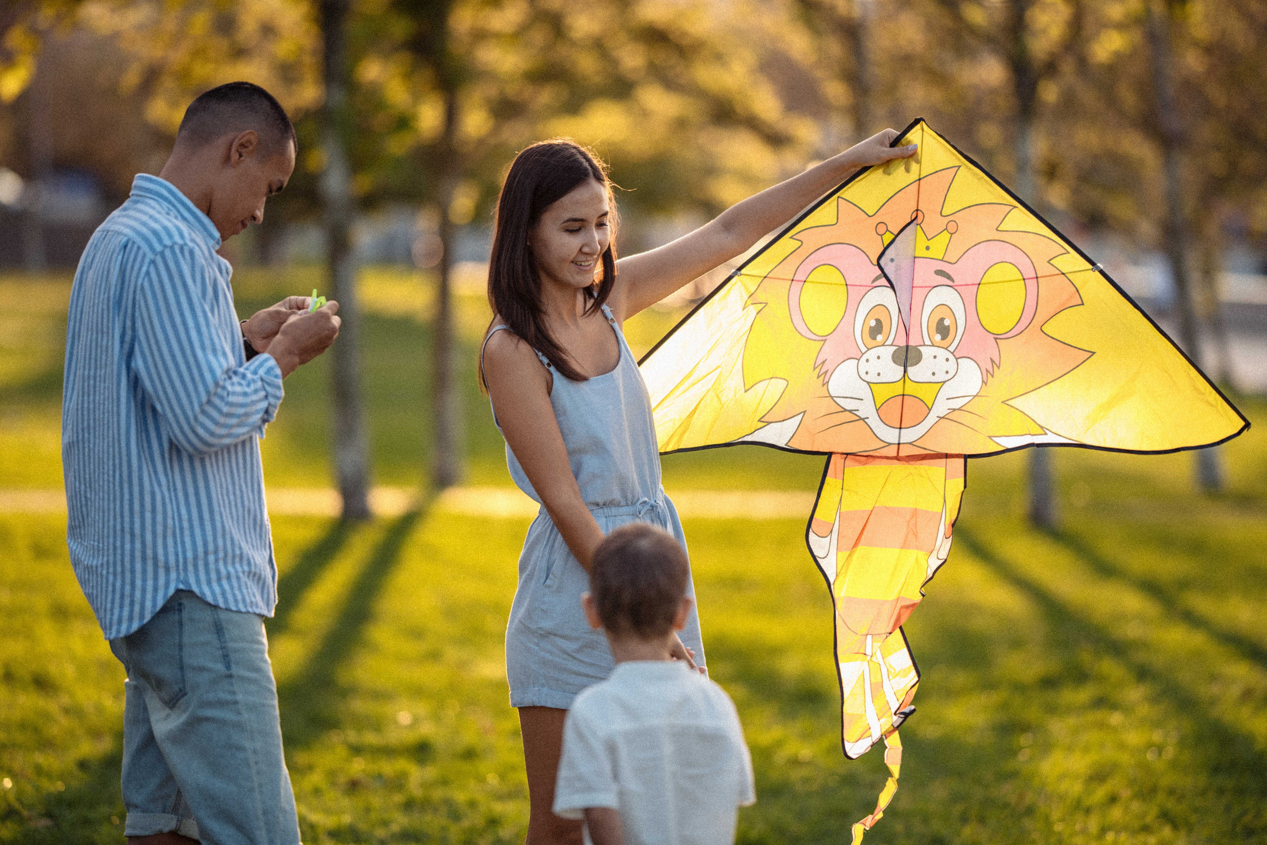 Семейный вечер прогулка фотосессия семьи воздушный змей. Свадебный фотограф Новороссийск Марина КрамарИна Полещук