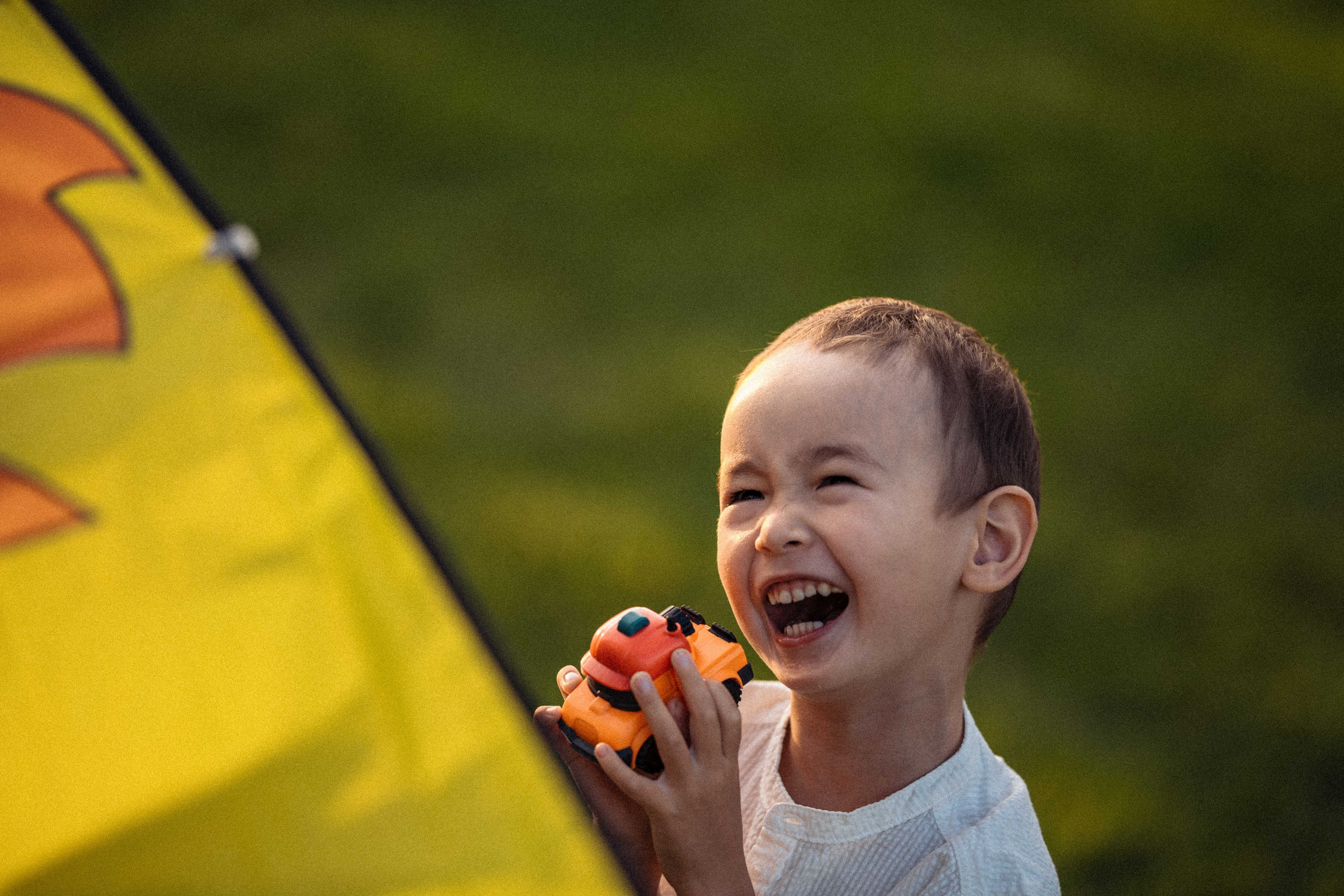 Семейный вечер прогулка фотосессия семьи воздушный змей. Свадебный фотограф Новороссийск Марина КрамарИна Полещук