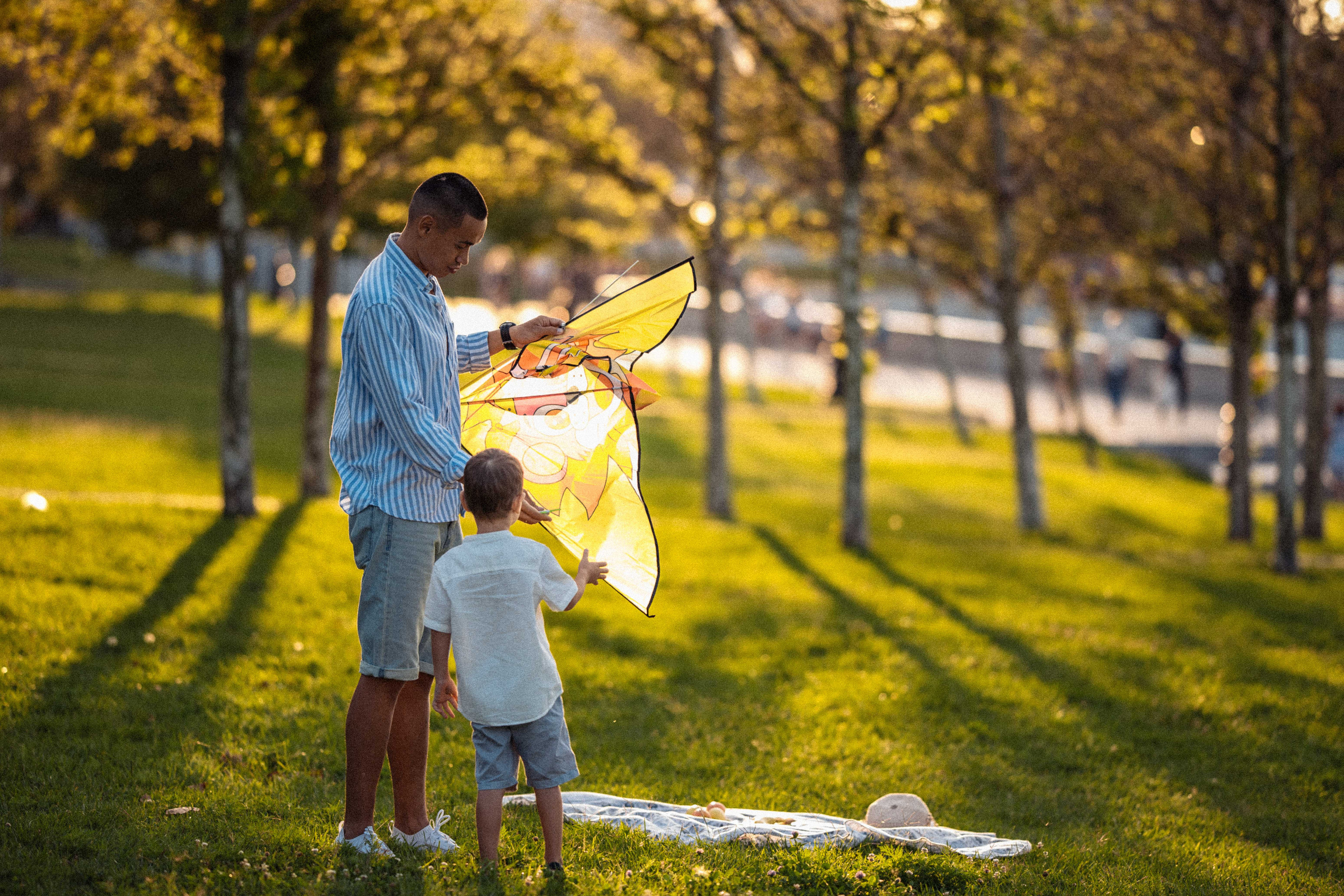 Семейный вечер прогулка фотосессия семьи воздушный змей. Свадебный фотограф Новороссийск Марина КрамарИна Полещук