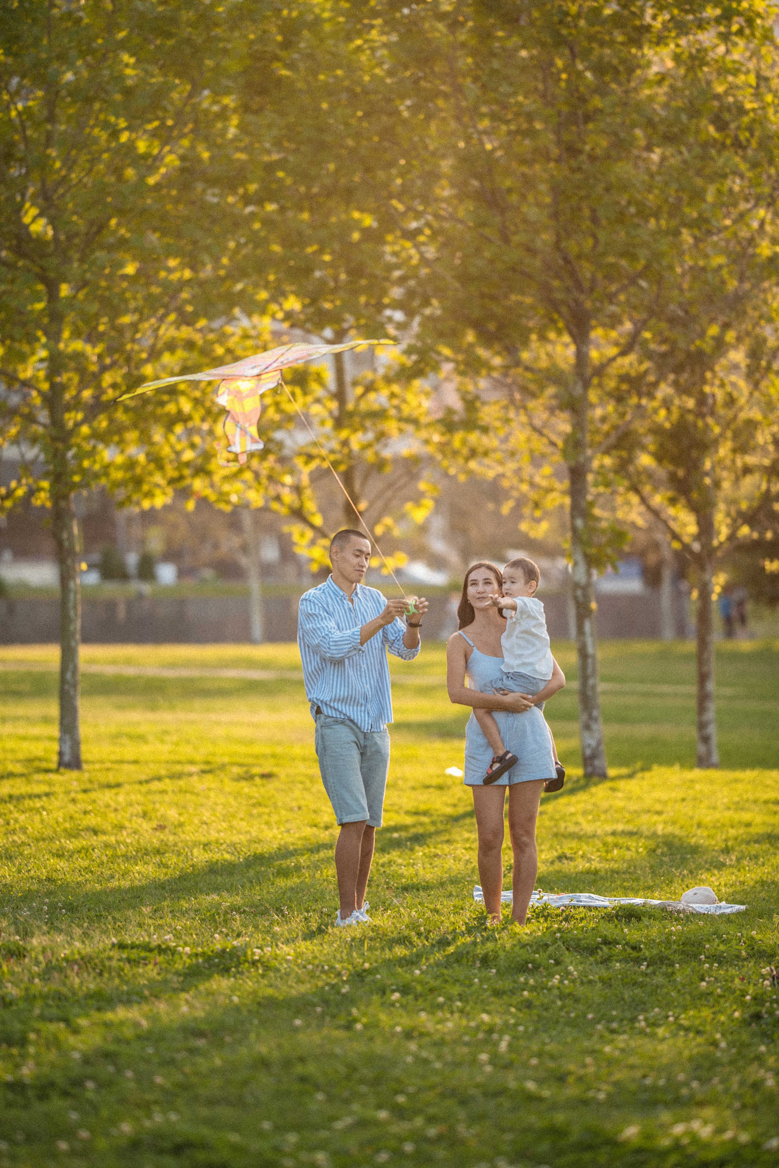 Семейный вечер прогулка фотосессия семьи воздушный змей. Свадебный фотограф Новороссийск Марина КрамарИна Полещук