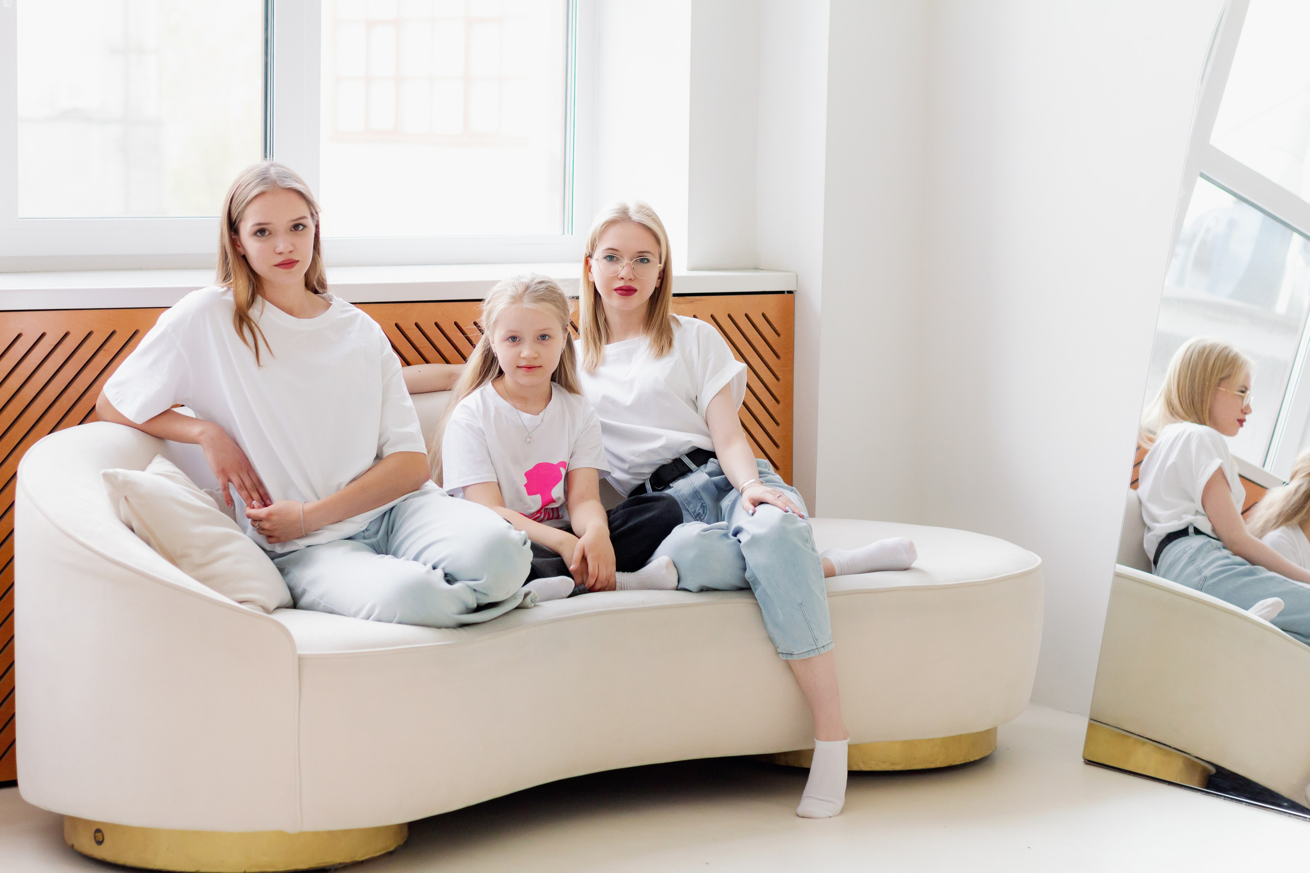 Две сестры. Две семьи. Одна любовь. Семейная фотосессия в студии, Екатеринбург. Фотограф в Екатеринбурге Пойгина Елена