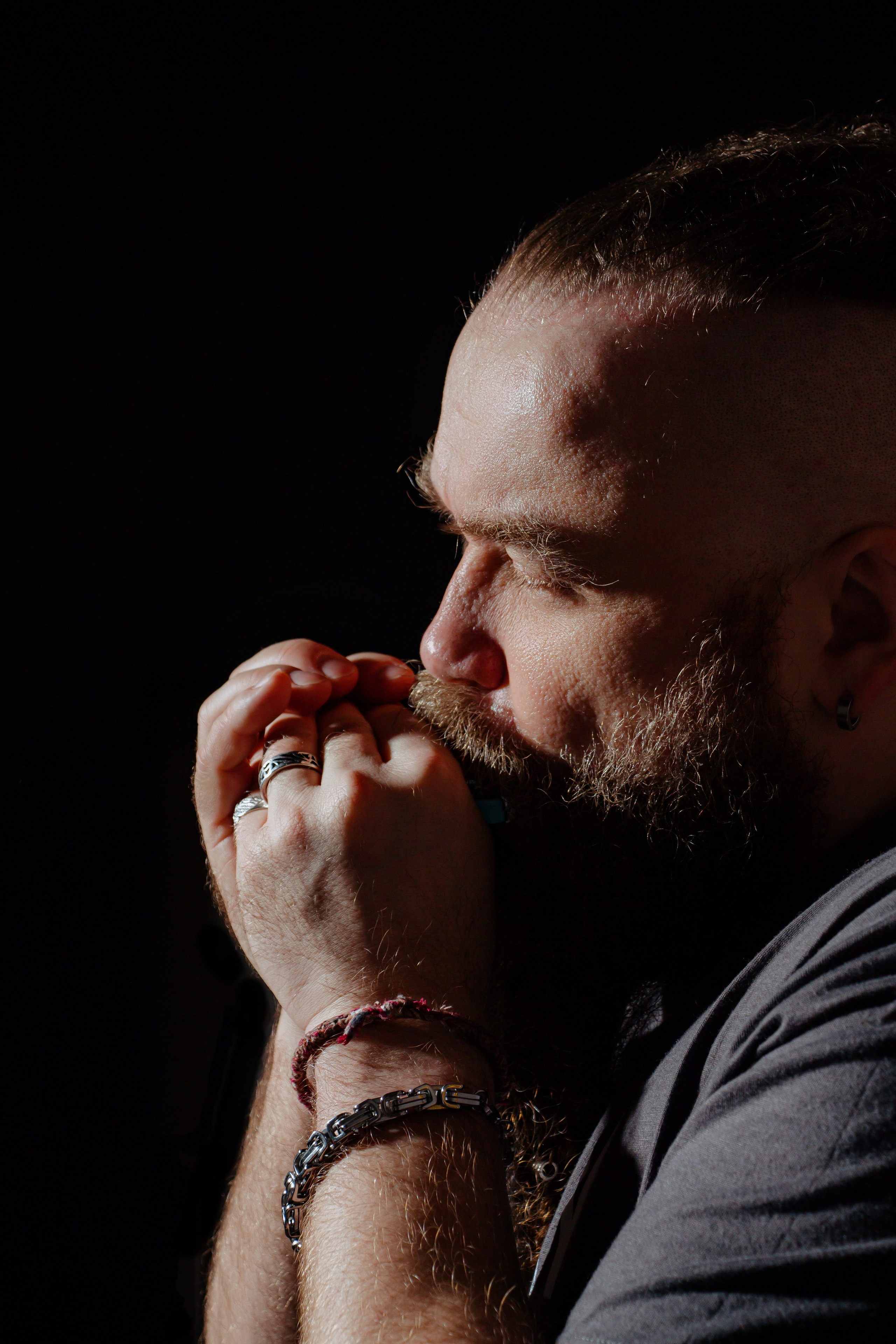 Борис Плотников. Губная гармоника. Мужской портрет, фотосессия для музыканта. Фотограф в Екатеринбурге Пойгина Елена