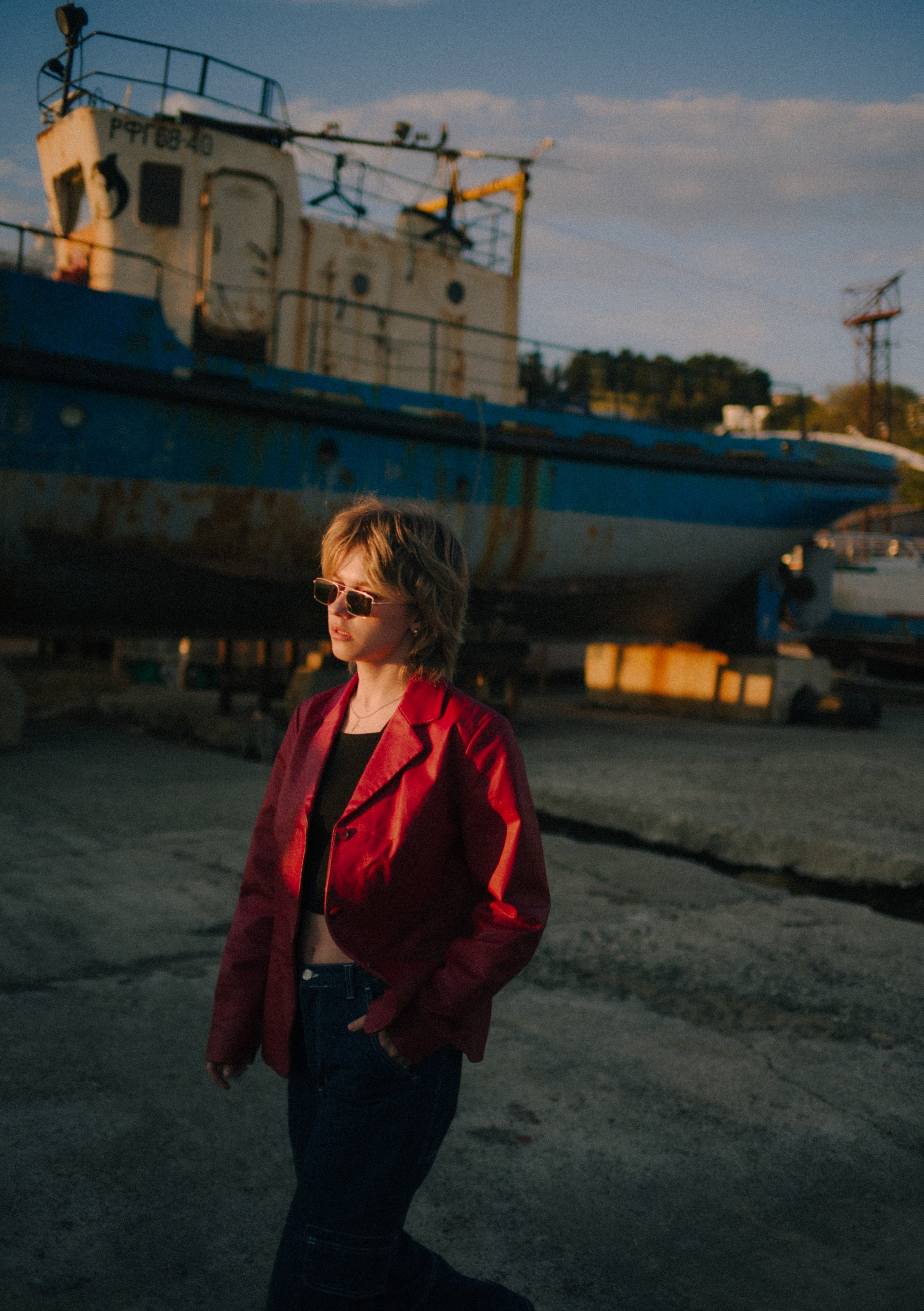 Вика среди заброшенных кораблей. Главная