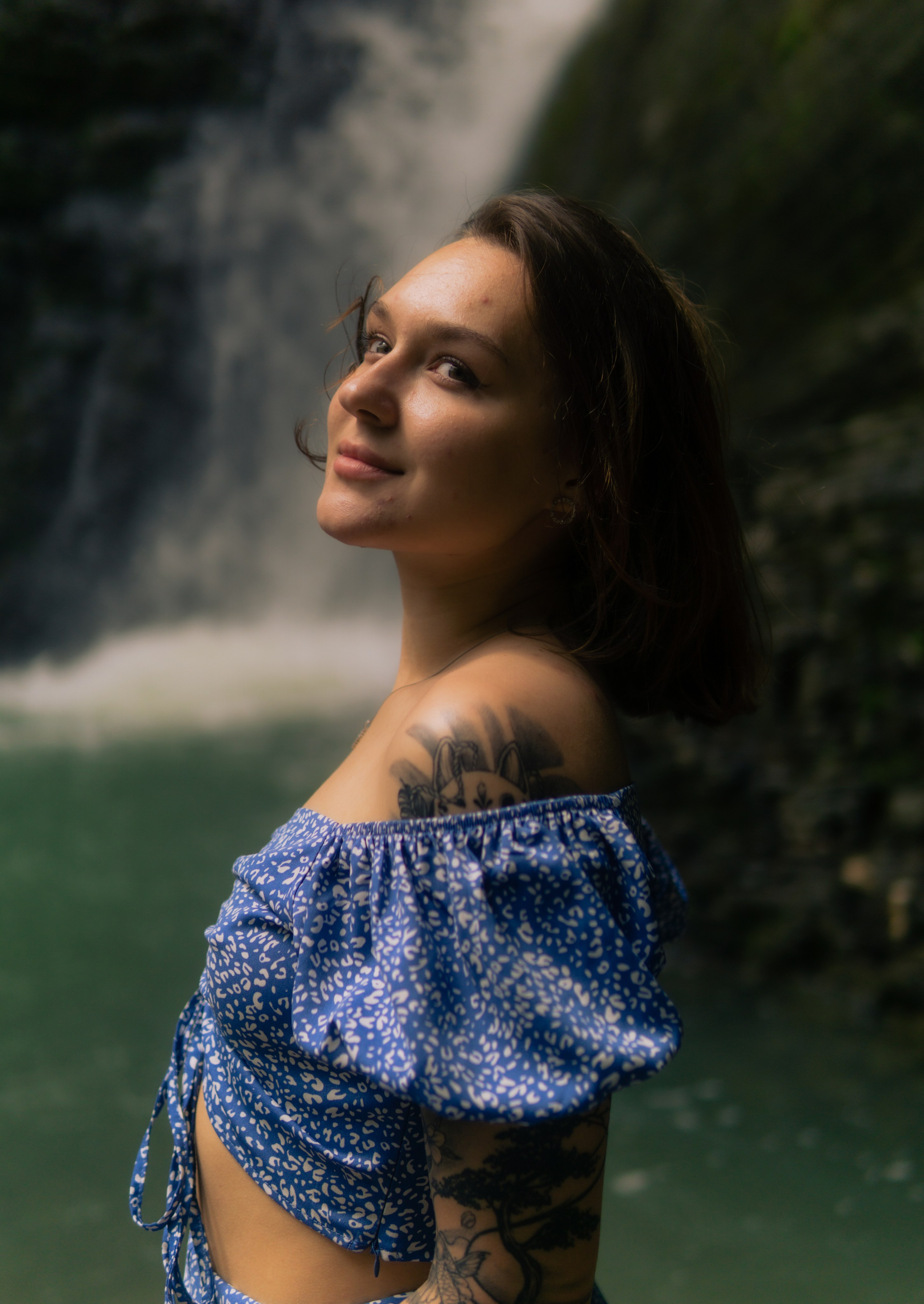 Алина на водопаде. Главная