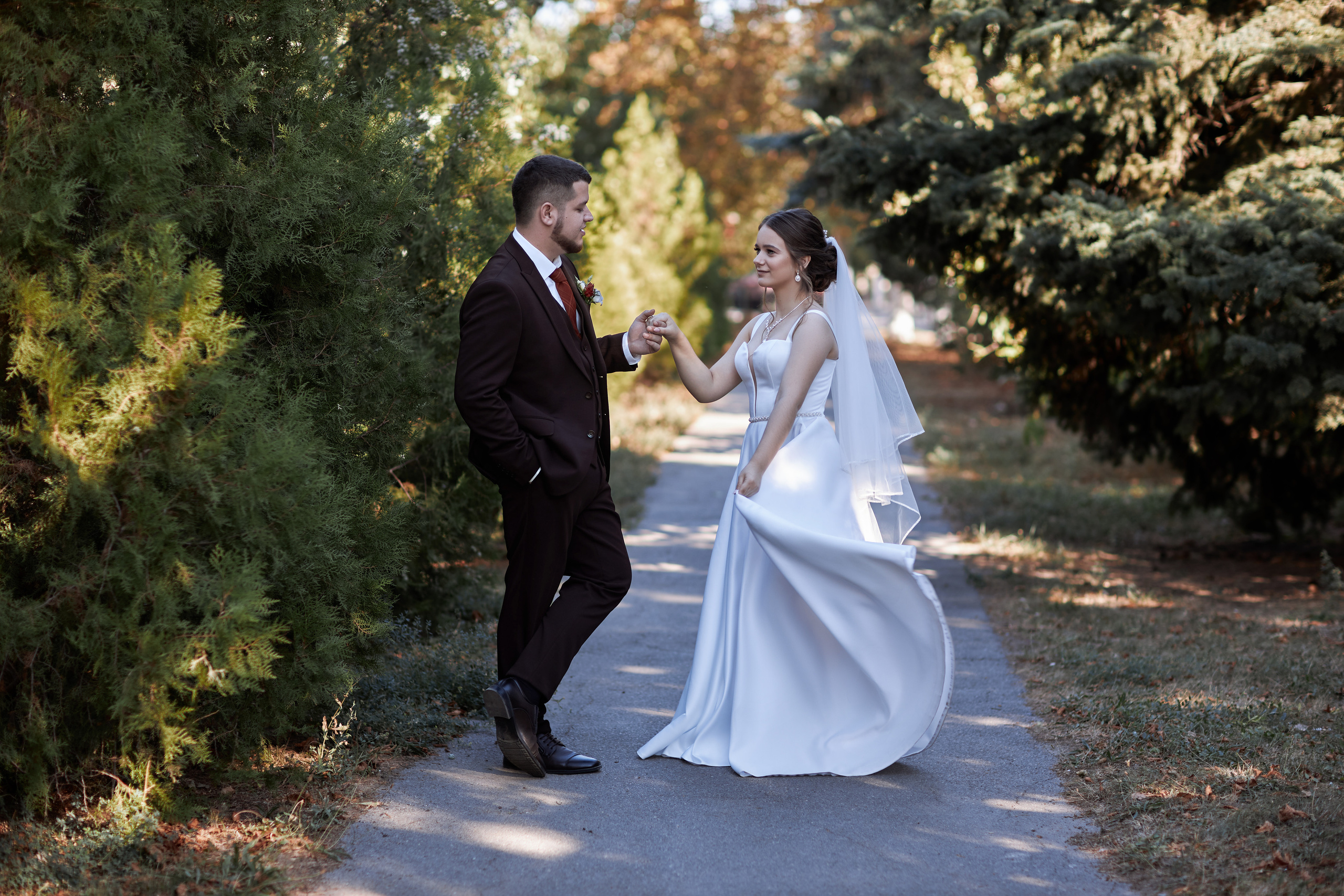 Невеста кружится перед женихом