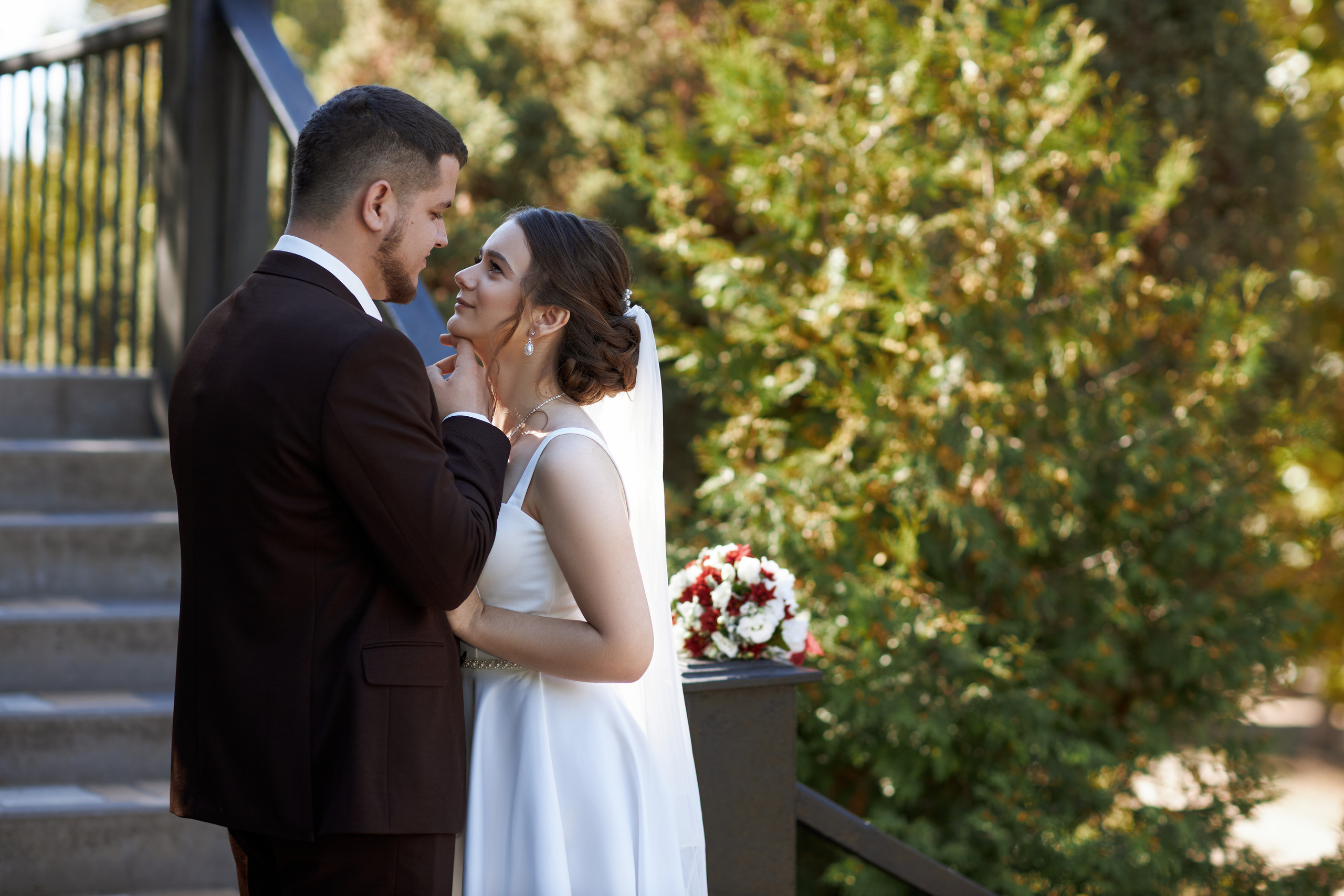 Жених притягивает к себе невесту