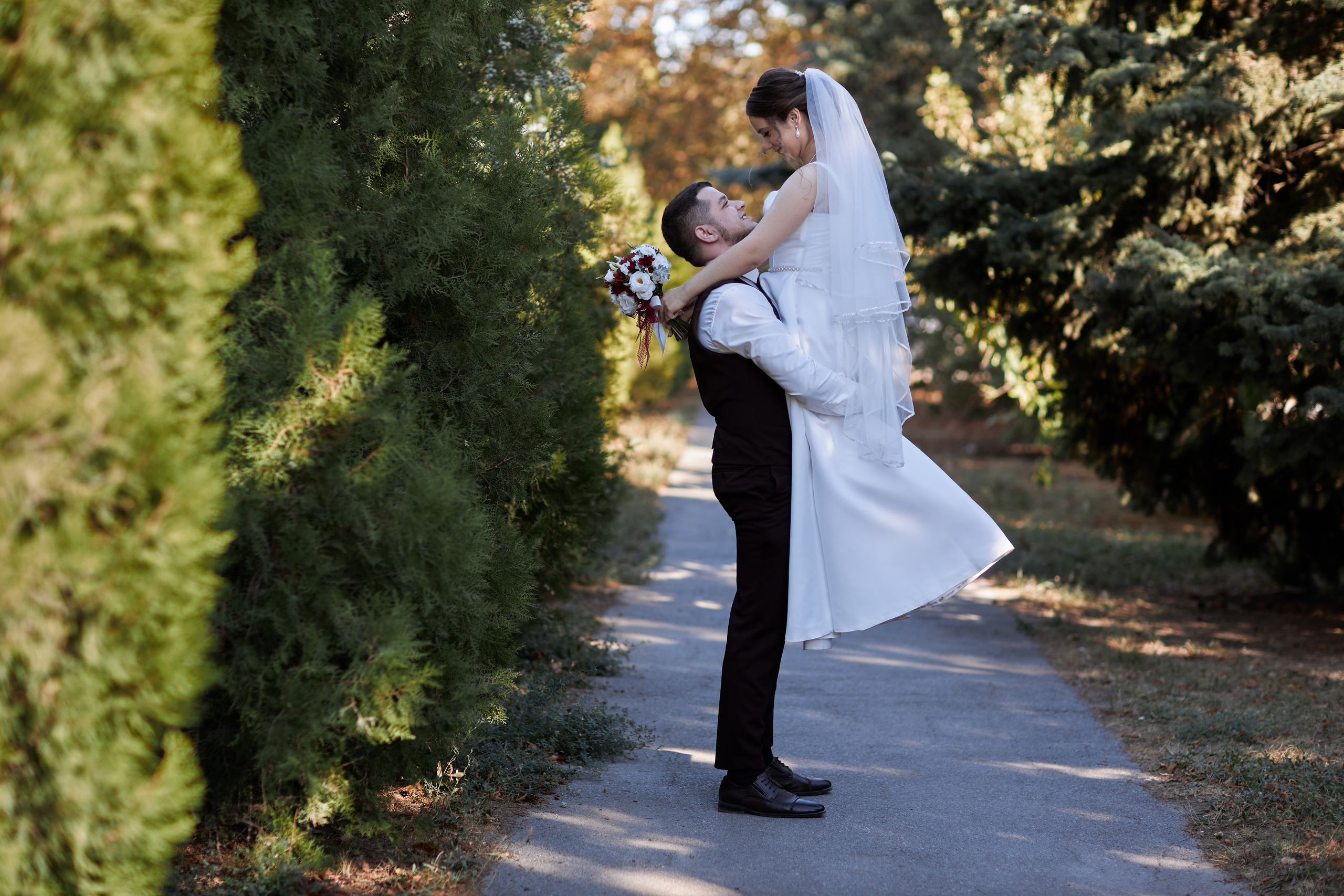 Жених держит на руках невесту