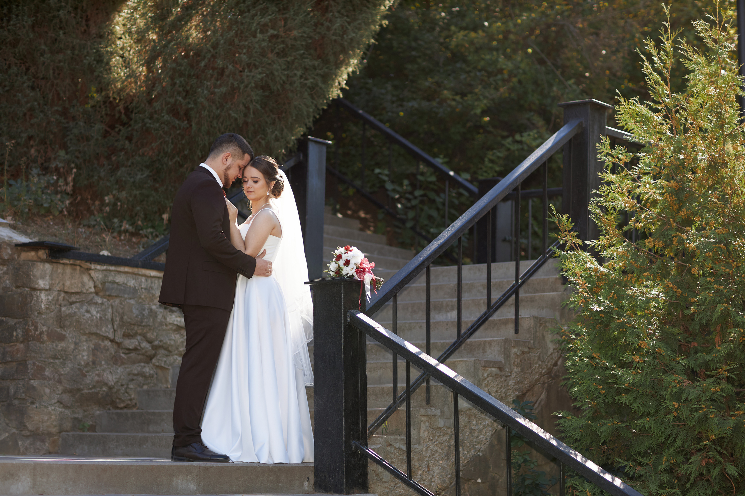 Жених и невеста стоят на лестнице
