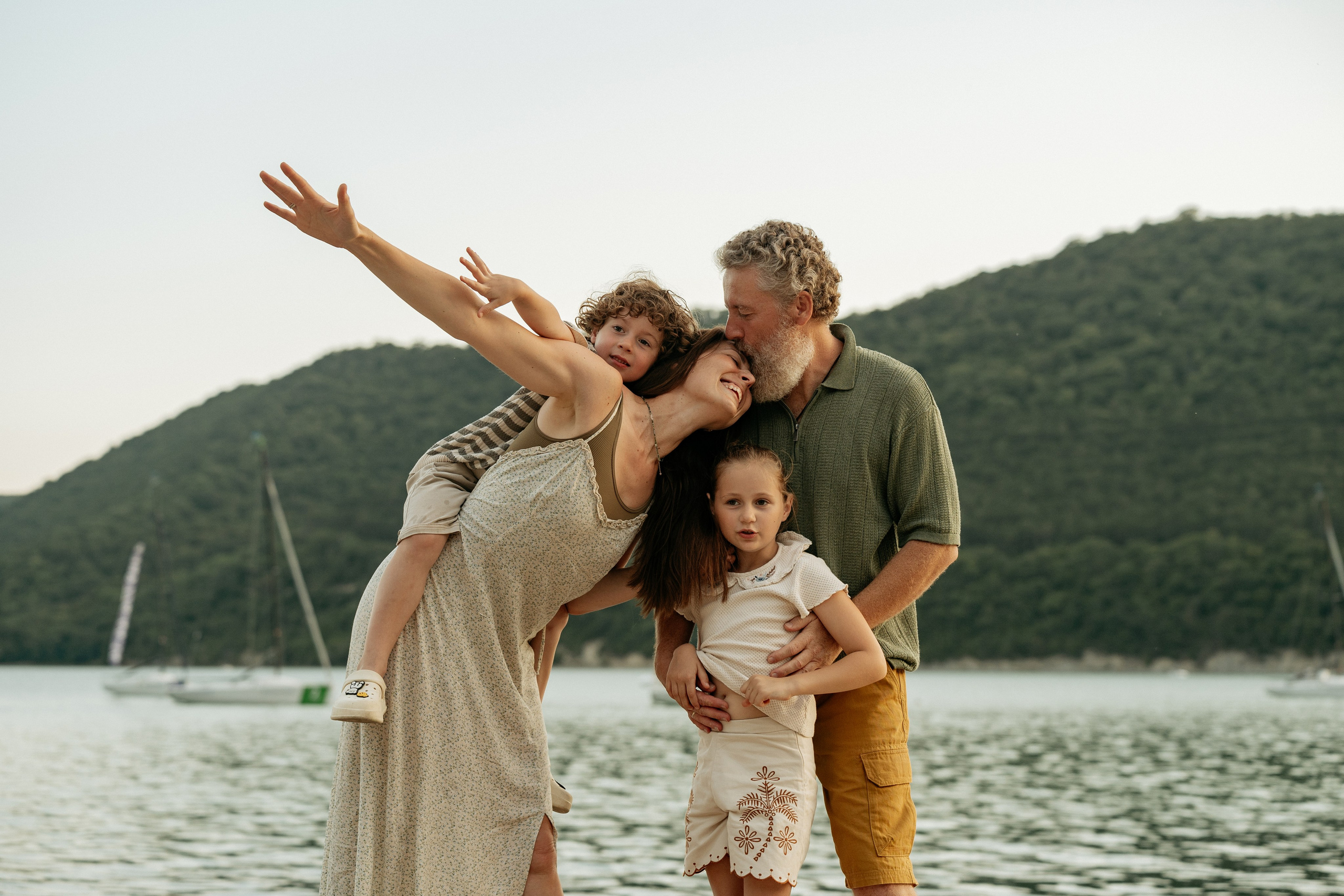 Мама и папа держатся за руки, дети рядом – любовь в Абрау-Дюрсо