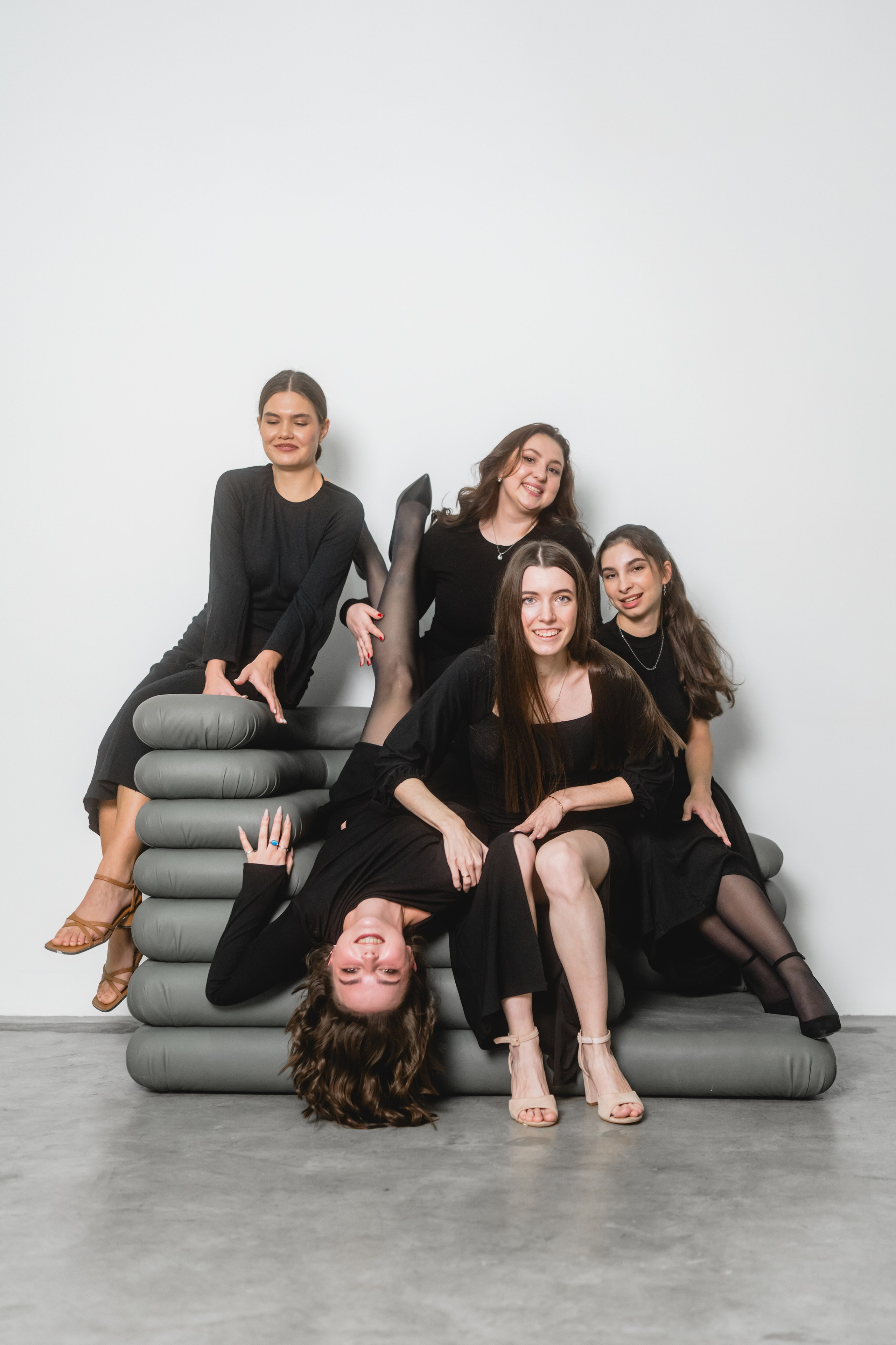 Студийная групповая фотосессия. Свадебный и индивидуальный фотограф Аля Мамакова