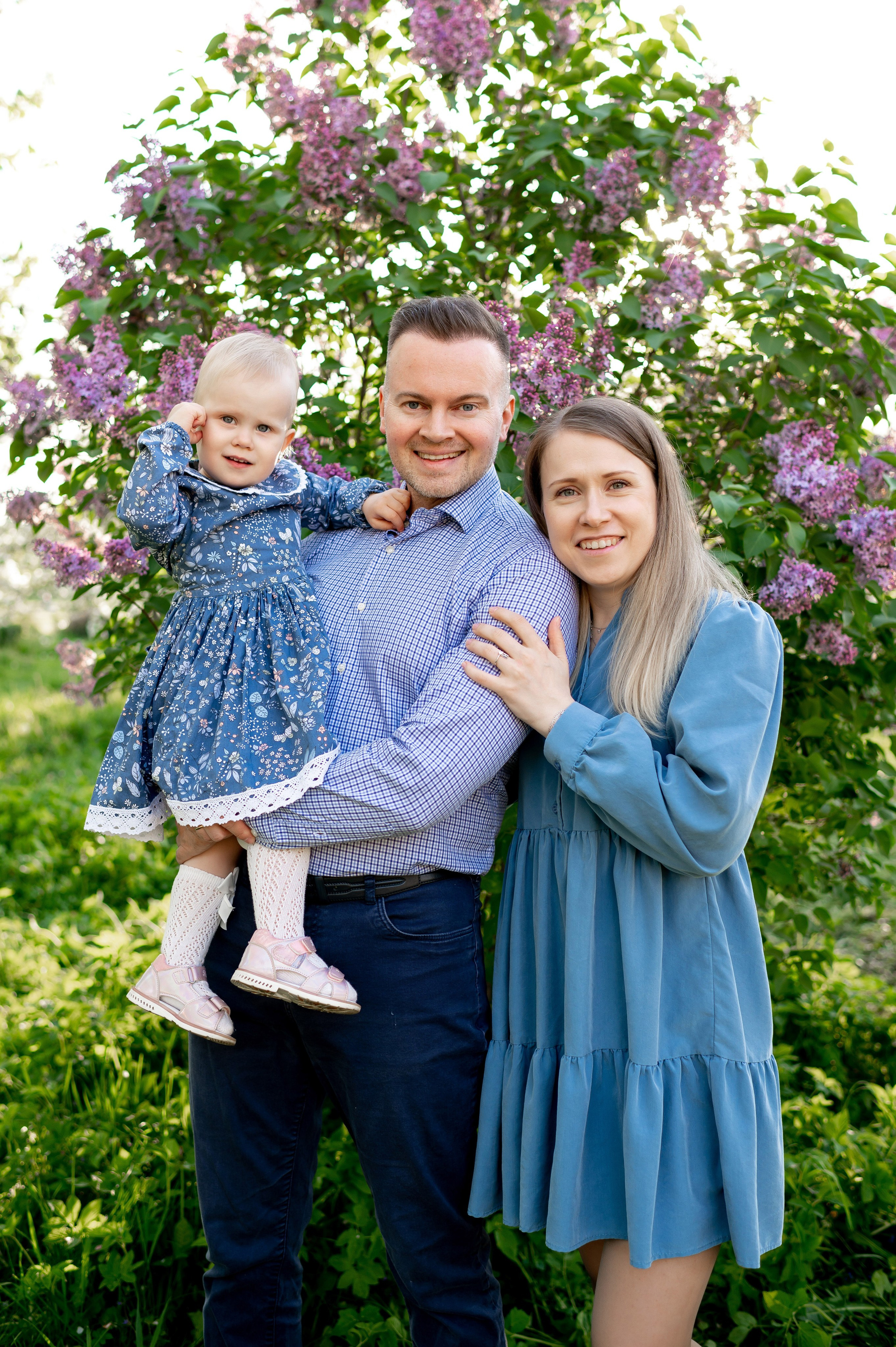 Ника и родители в розовых яблонях. Портретный, семейный и свадебный фотограф в Санкт-Петербурге и в Пушкине Ширяев Денис