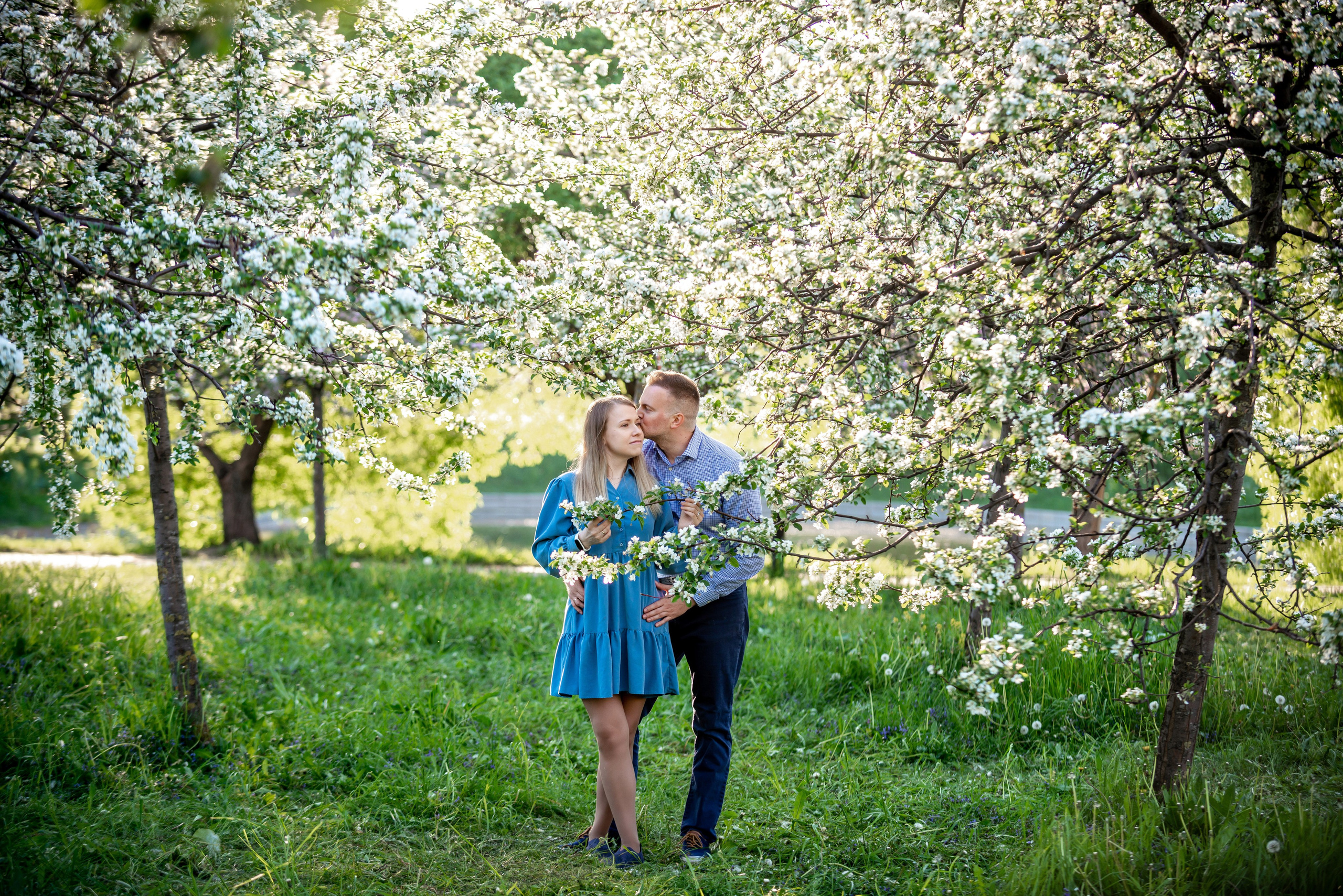 Ника и родители в розовых яблонях. Портретный, семейный и свадебный фотограф в Санкт-Петербурге и в Пушкине Ширяев Денис