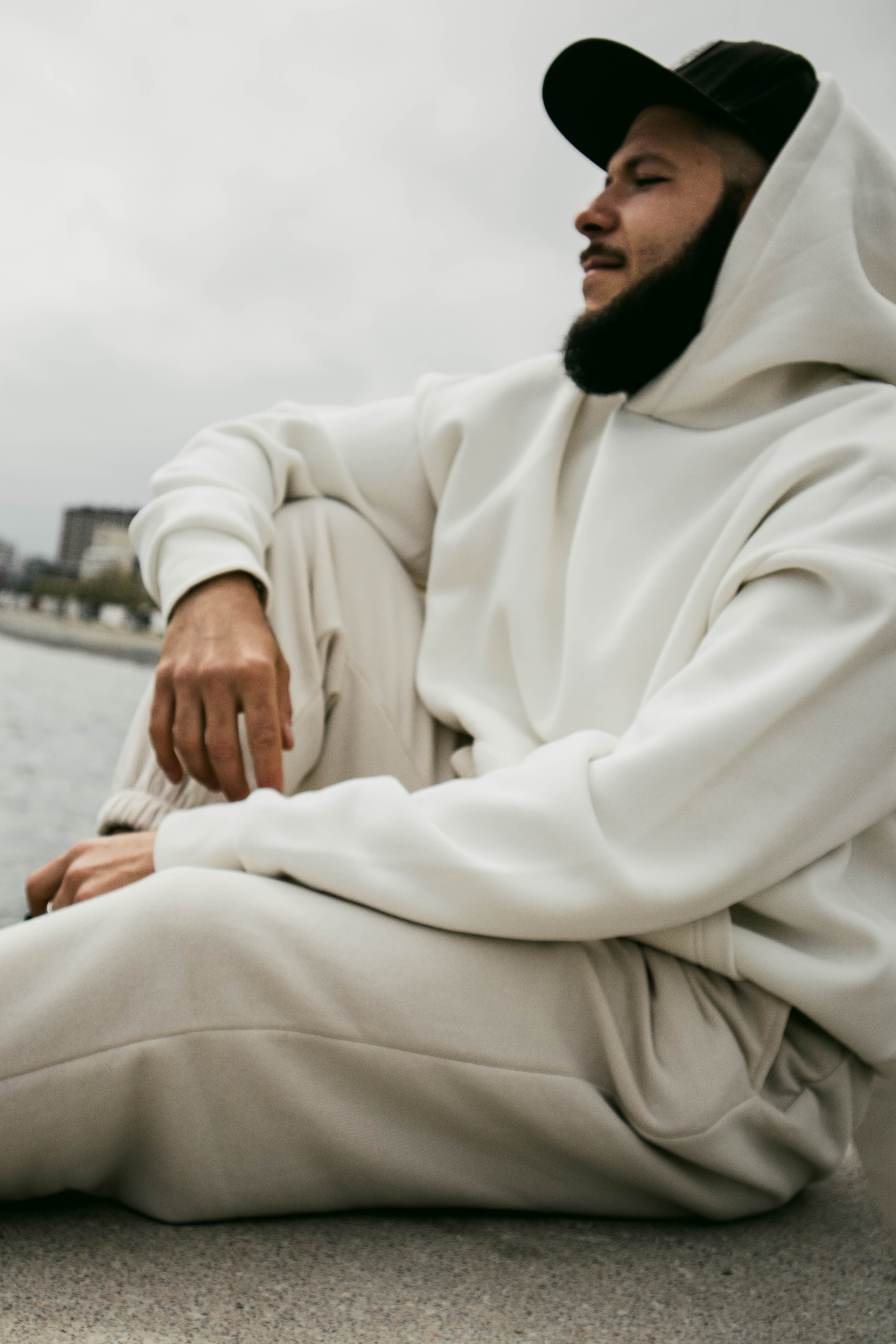 О. Уличный фотограф Города N